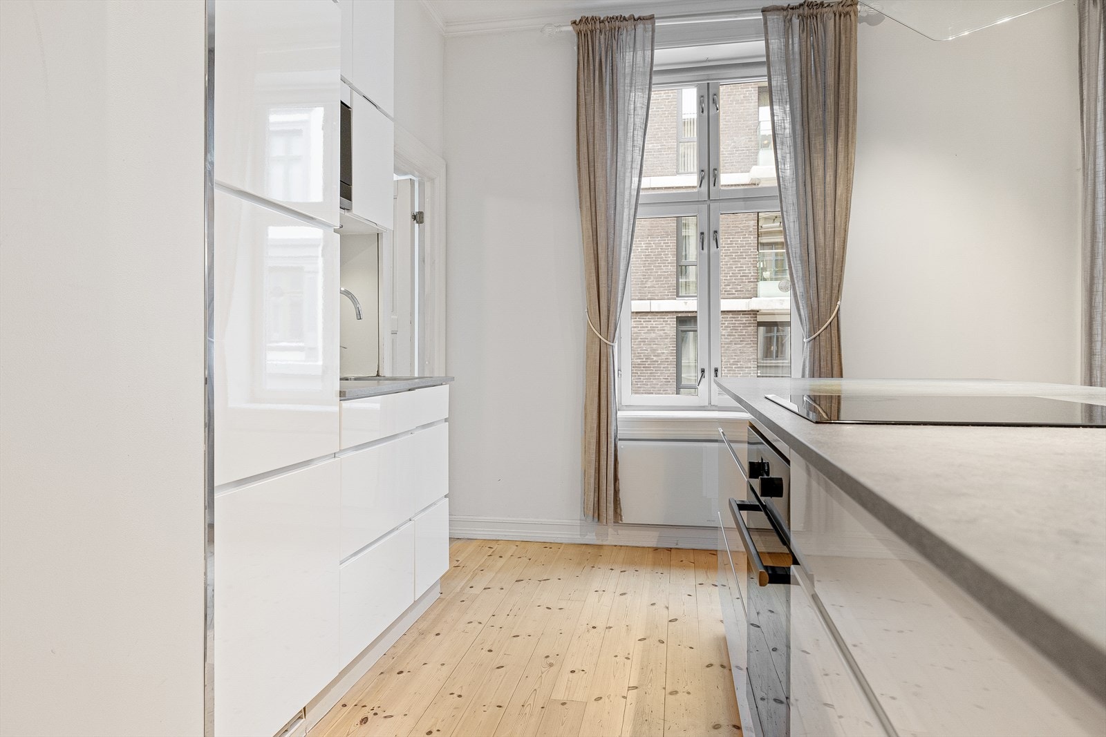 Det er integrert kjøl/fryseskap, oppvaskmaskin, mikroovn, stekeovn og platetopp med kullfiltervifte over stekesonen. Det er godt med skap- og benkeplass. Galleribilde