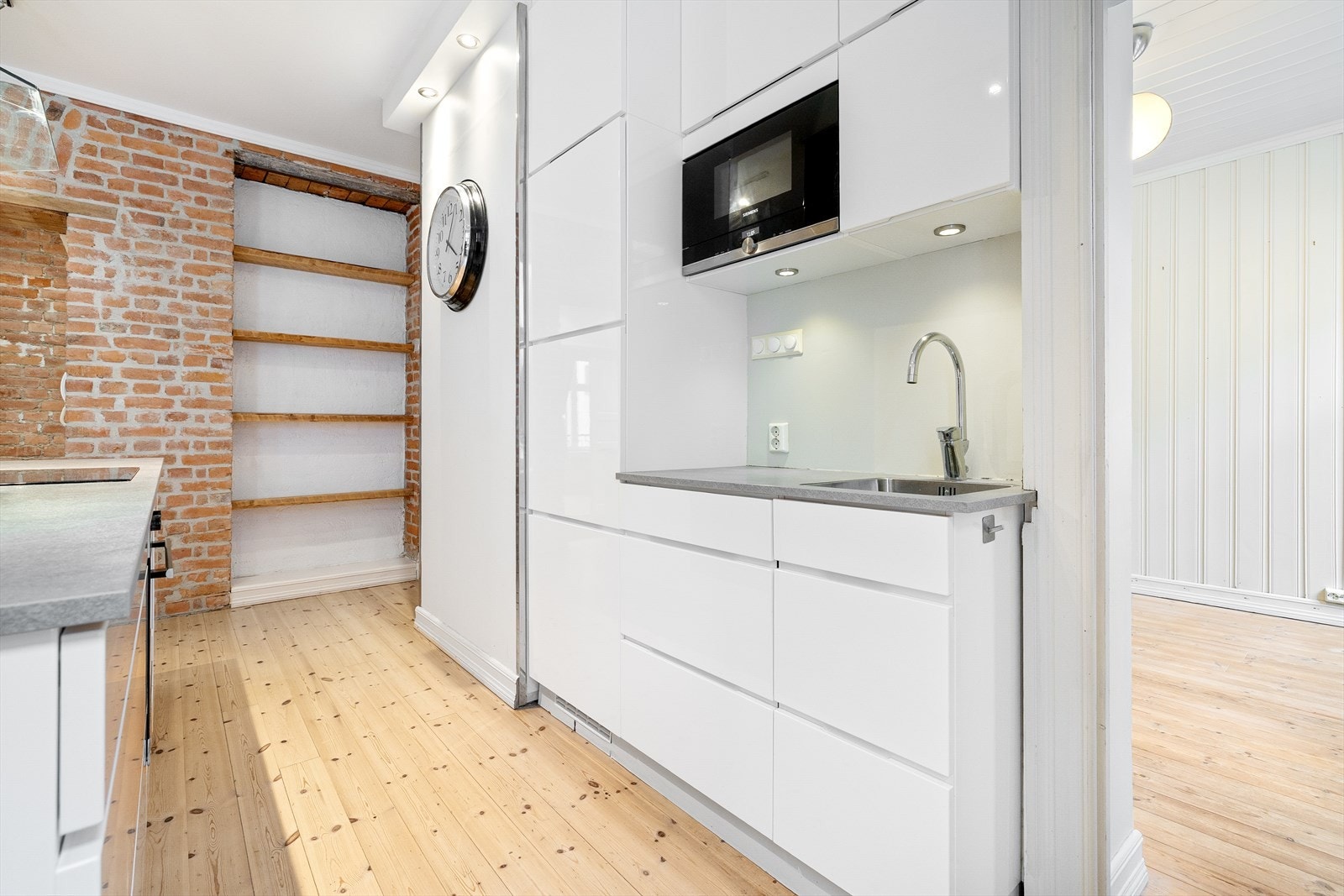 Tidsriktig innredning fra Kvik med glatte fronter og benkeplate i laminat. Galleribilde