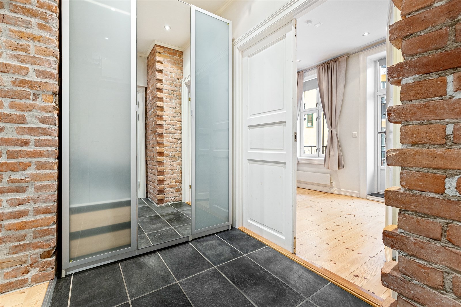 Praktisk gang med garderobeskap for oppbevaring av yttertøy. Gangen har gulvfliser med varme. Galleribilde