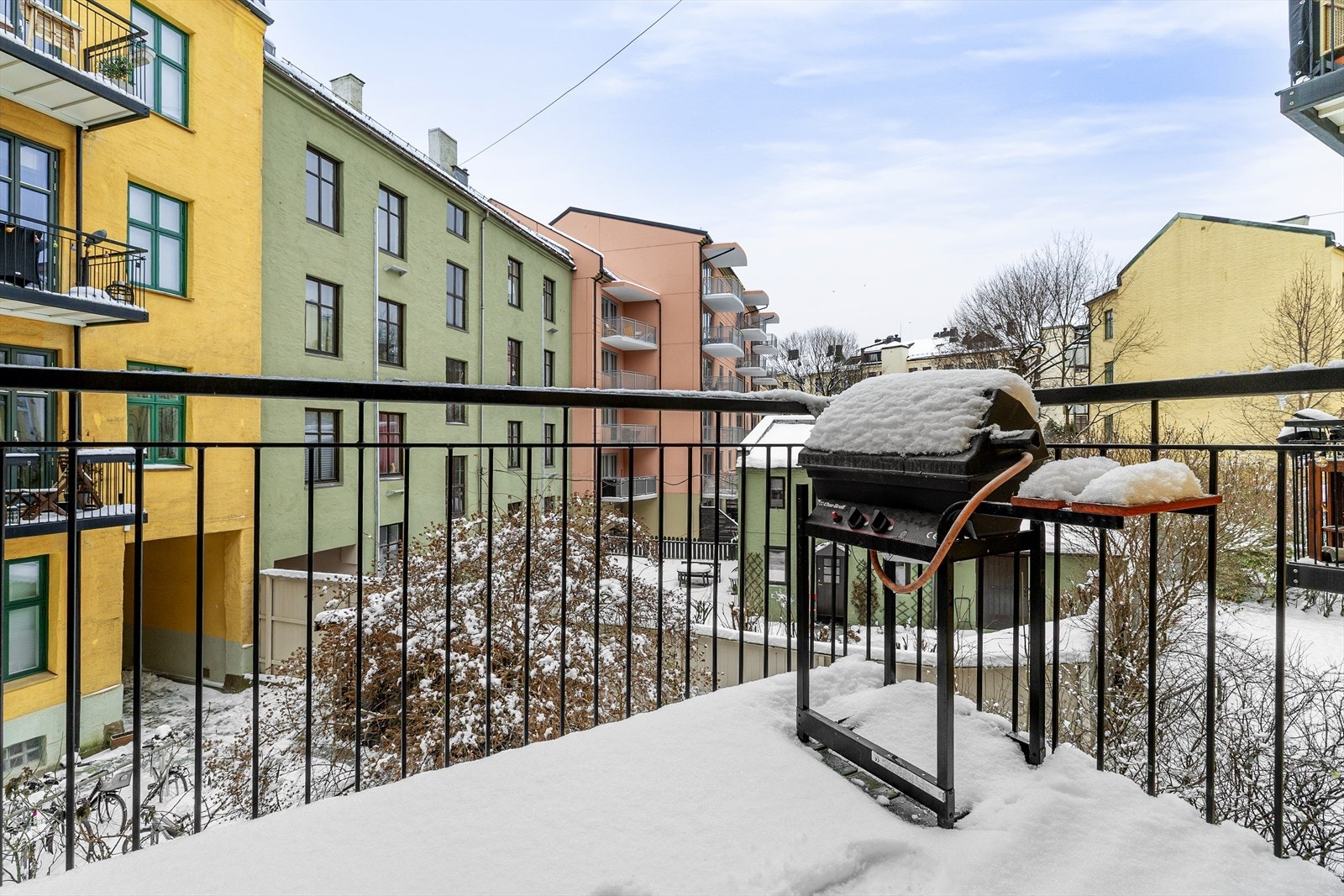 Fra hovedsoverommet er det utgang til en sørvendt balkong på ca. 6 kvm. Her er det plass til utemøblement, grill og beplantning. Galleribilde