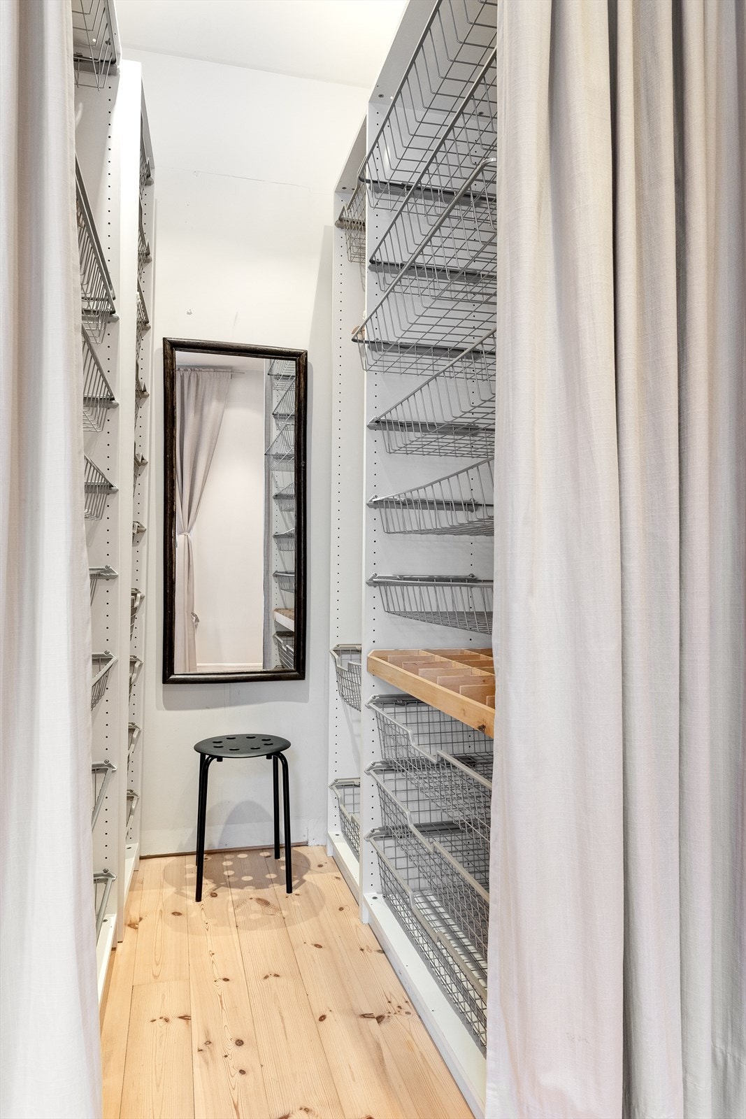 Det er rikelig med oppbevaringsplass i skjermet walk-in closet innredet med hylleseksjoner. Galleribilde