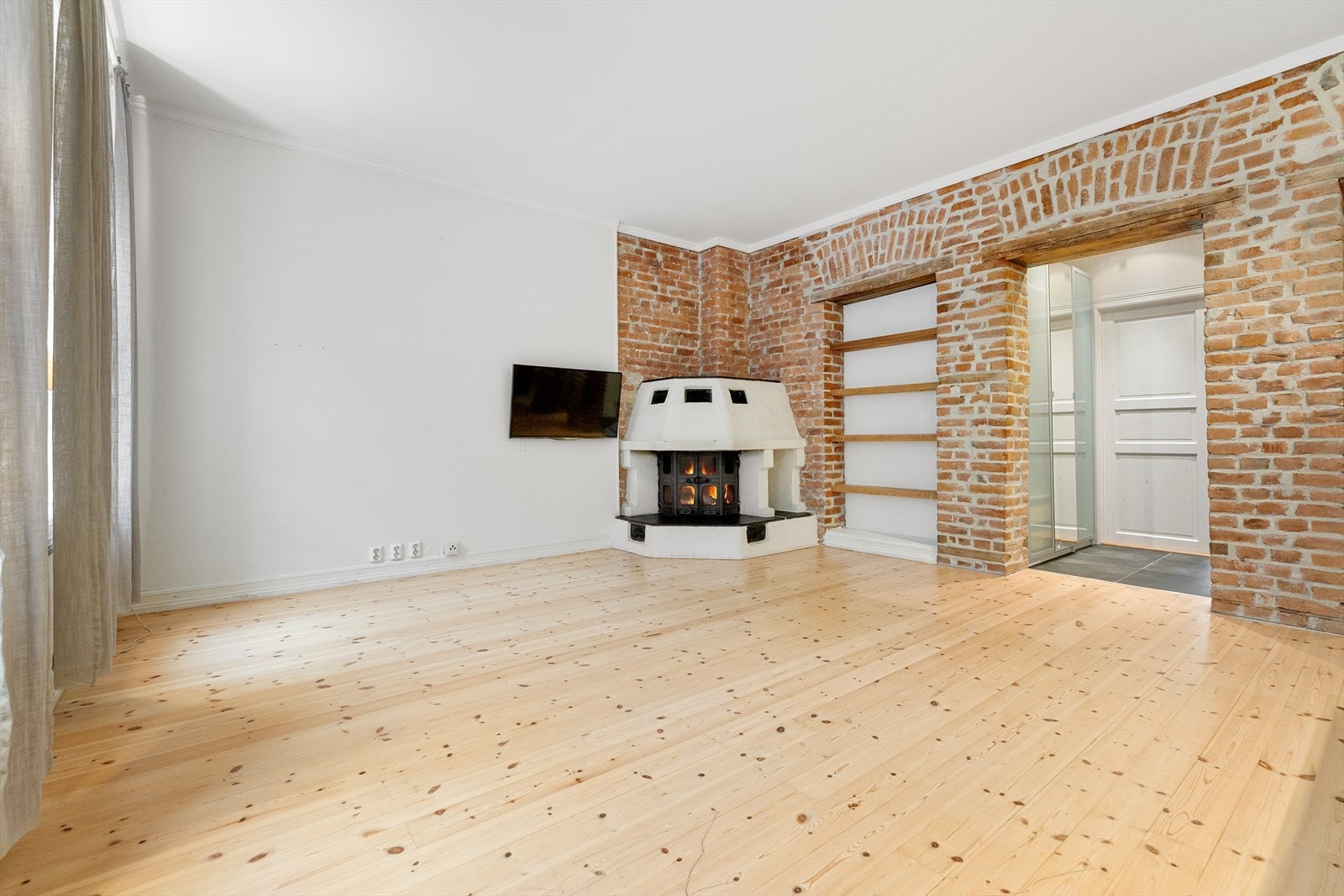 Leiligheten har en gjennomgående planløsning, med store rom. Galleribilde