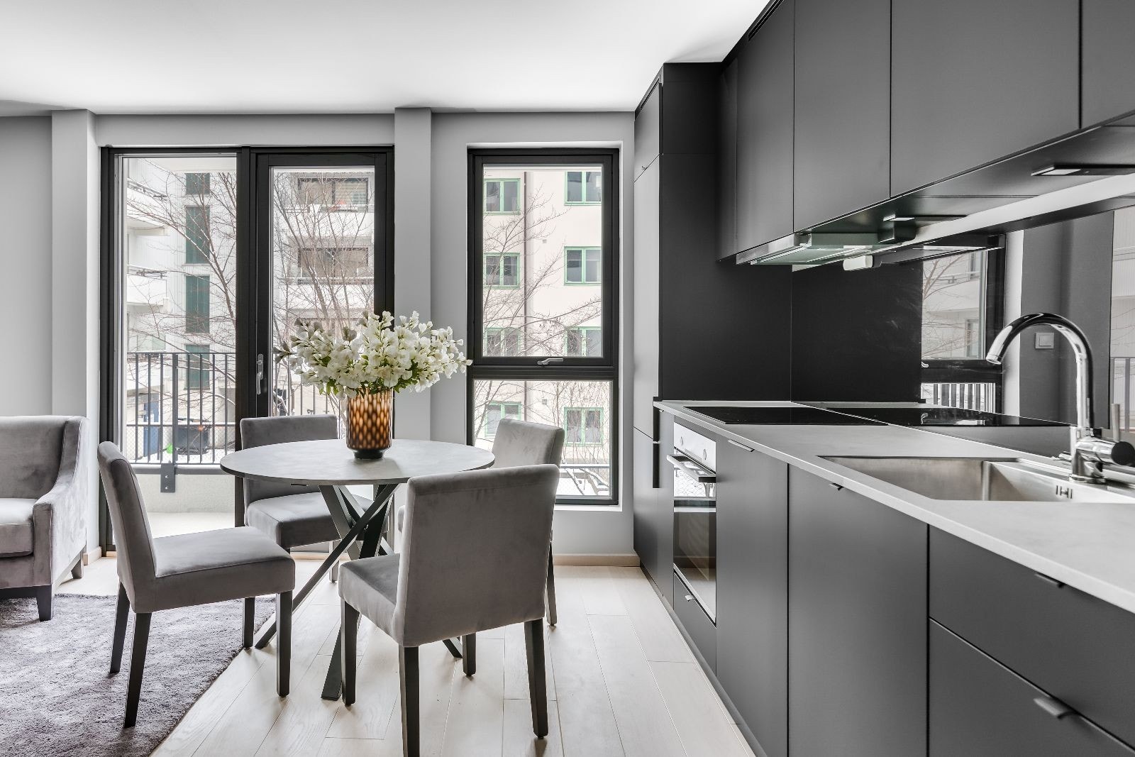 Det er hyggelig spisestue mellom kjøkken og stue Galleribilde