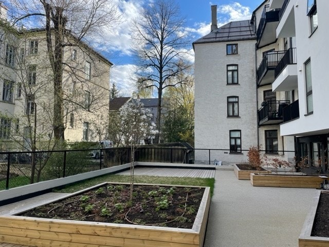 Bygget har en hyggelig og beplantet bakgård som beboerne kan benytte Galleribilde