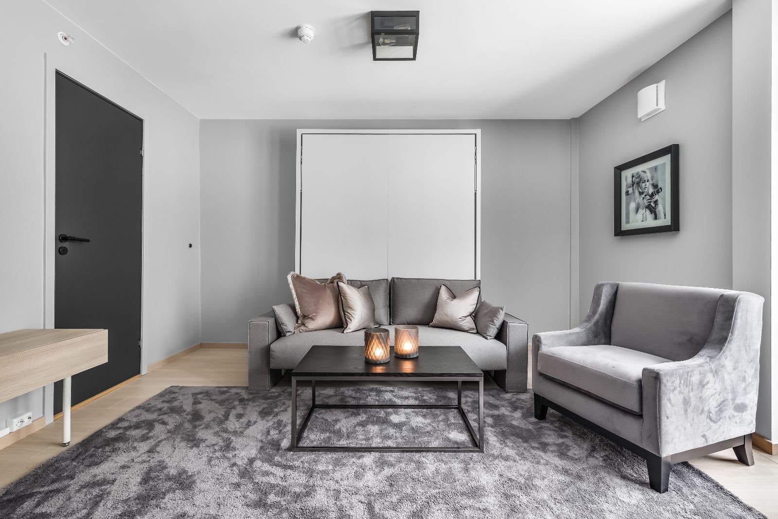 Leilighetene har en praktisk sofa med skapseng-løsning med god madrass på 1,40 Galleribilde