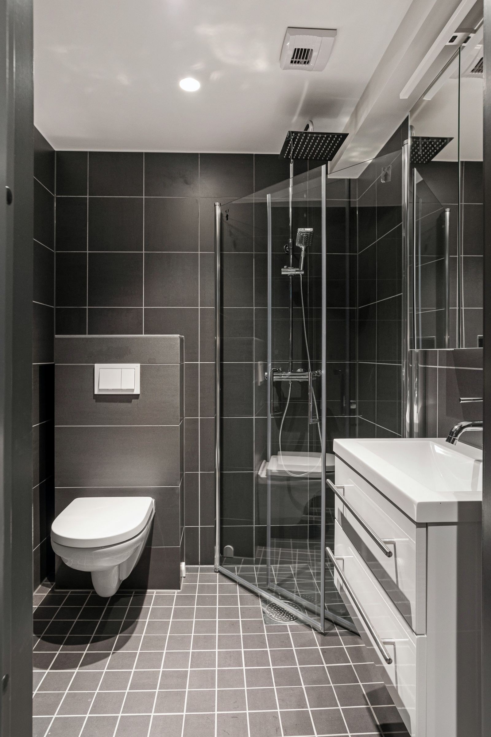 Lekkert flislagt bad med spotter i tak Galleribilde