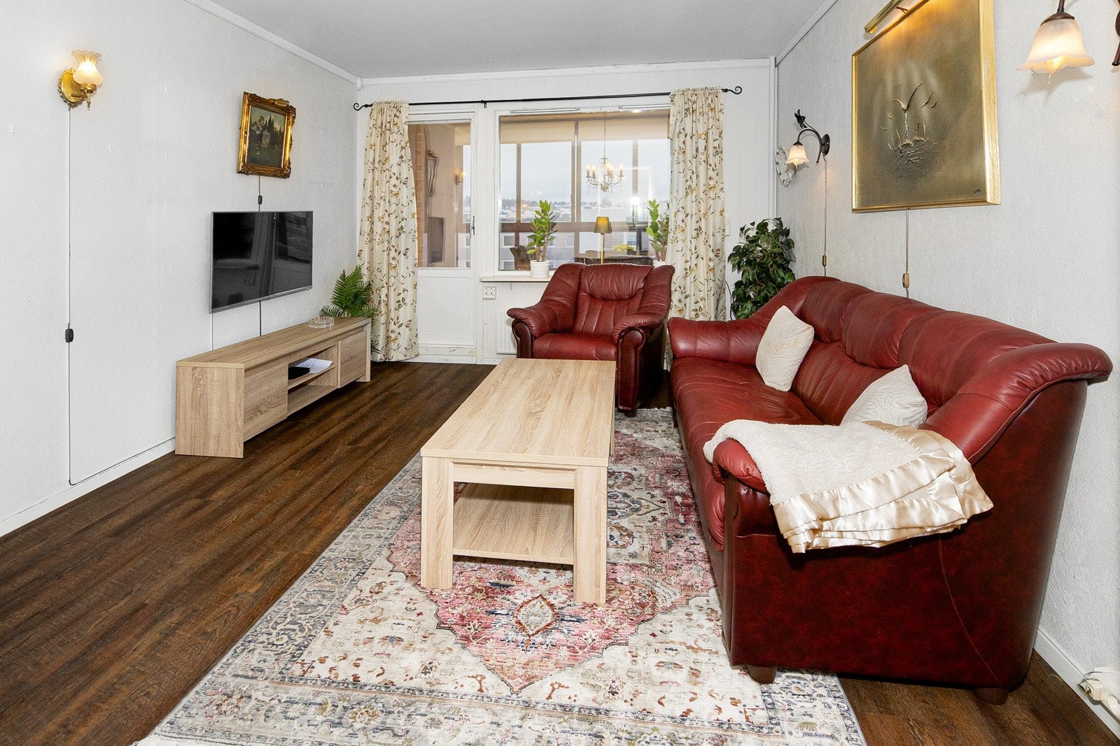 Fra stuen er det utgang til romslig innglasset balkong Galleribilde