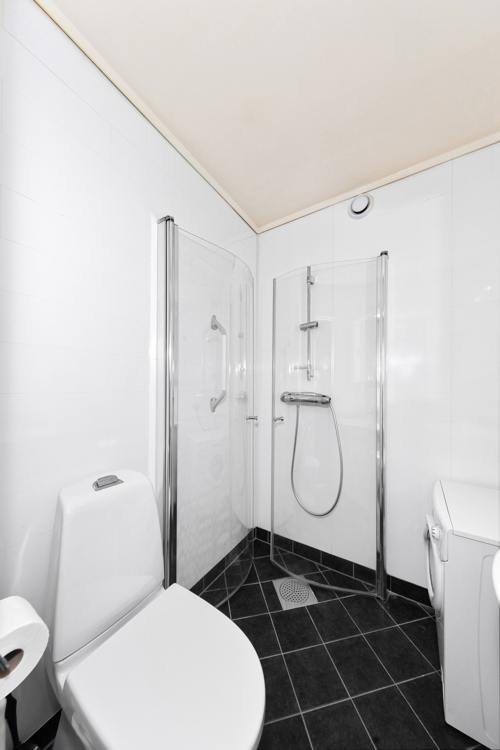 Flislagt gulv. Baderomsplater på vegger. Vaskemaskin medfølger Galleribilde