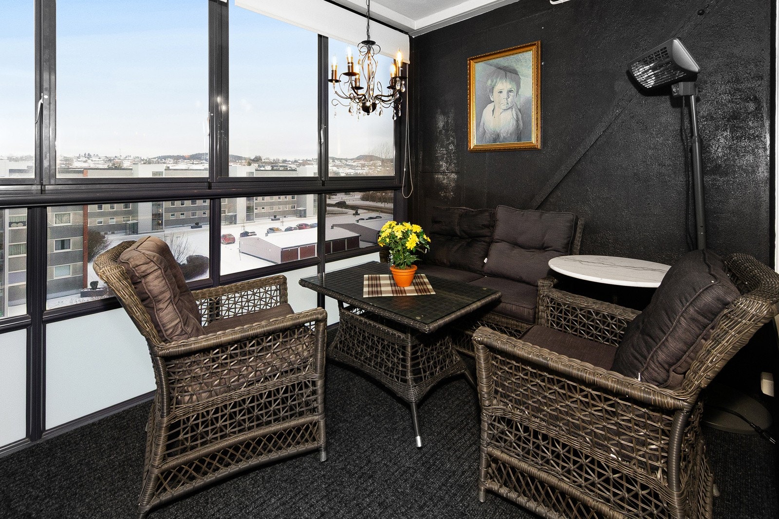 Balkongen har god plass for utemøbler i flere soner Galleribilde