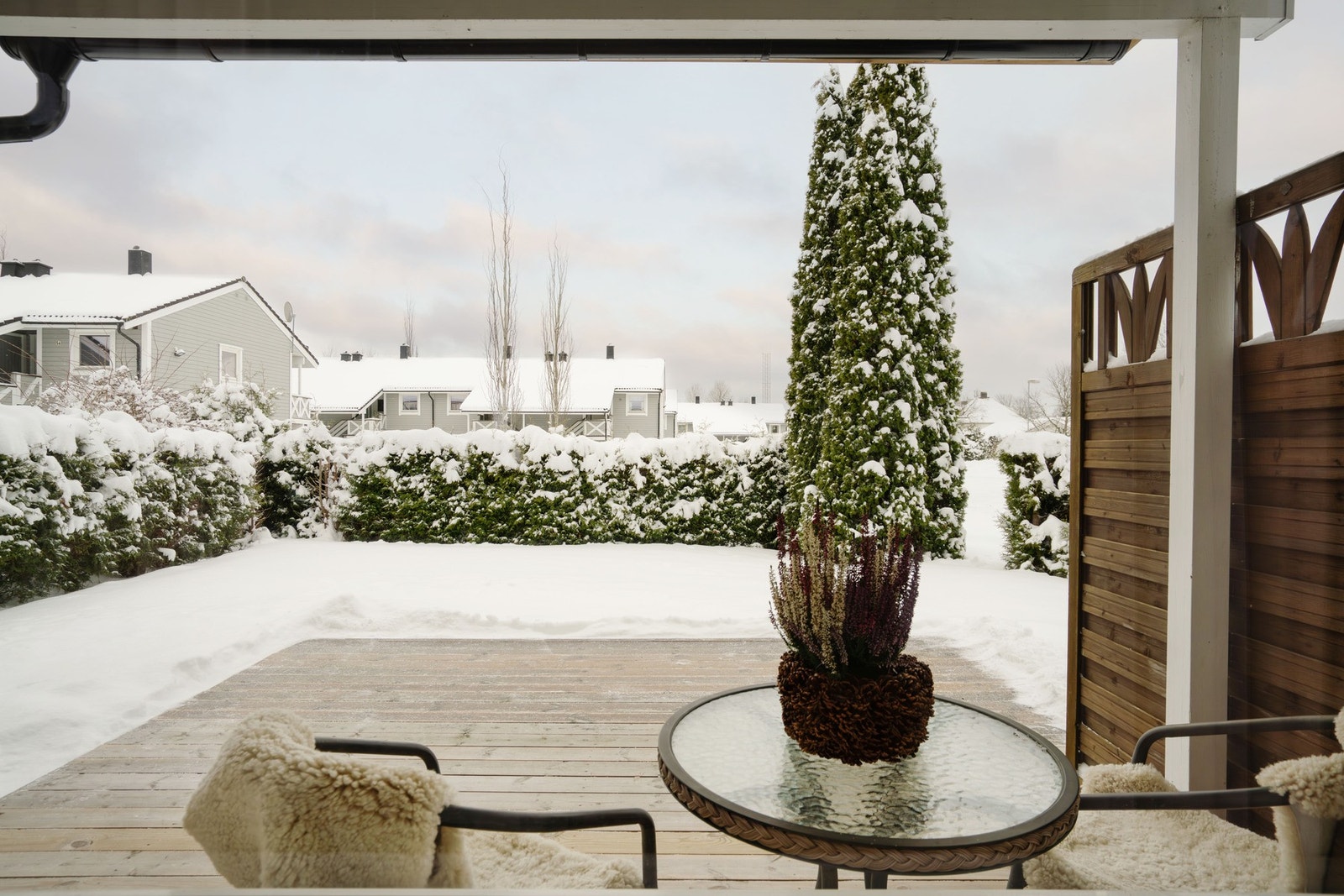 Den solrike, vestvendte terrassen har et plenareal i forkant og er skjermet med hekk. Galleribilde