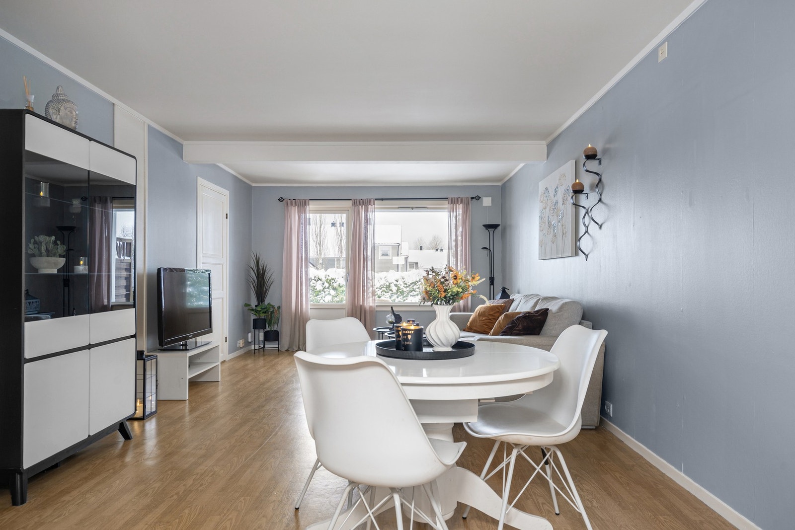 Det er god plass til både spisestue og tv-stue i stuen. Galleribilde