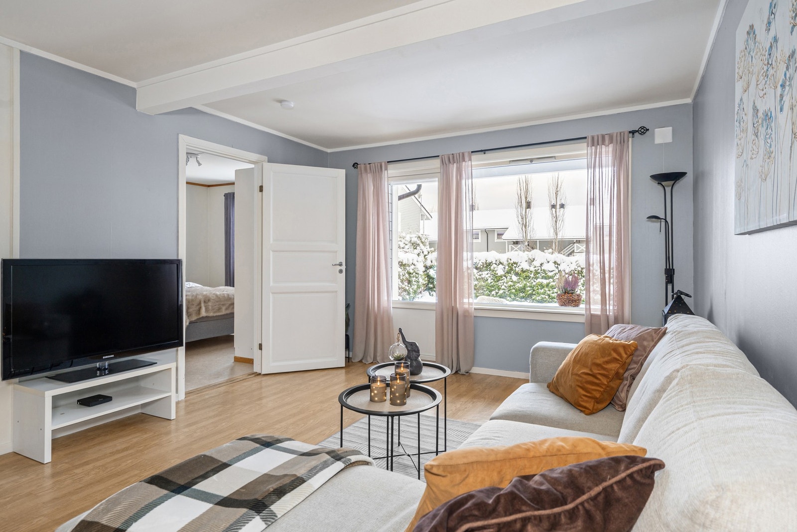 Fra stuen er det en dør inn til hovedsoverommet. Galleribilde