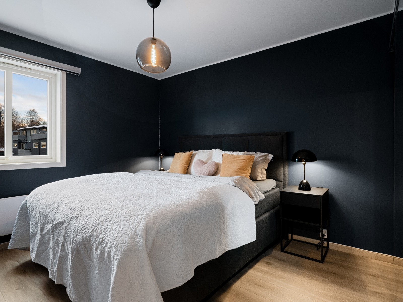 Hovedsoverom malt i behagelig blåfarge med god plass til dobbeltseng og tilhørende møblement. Galleribilde