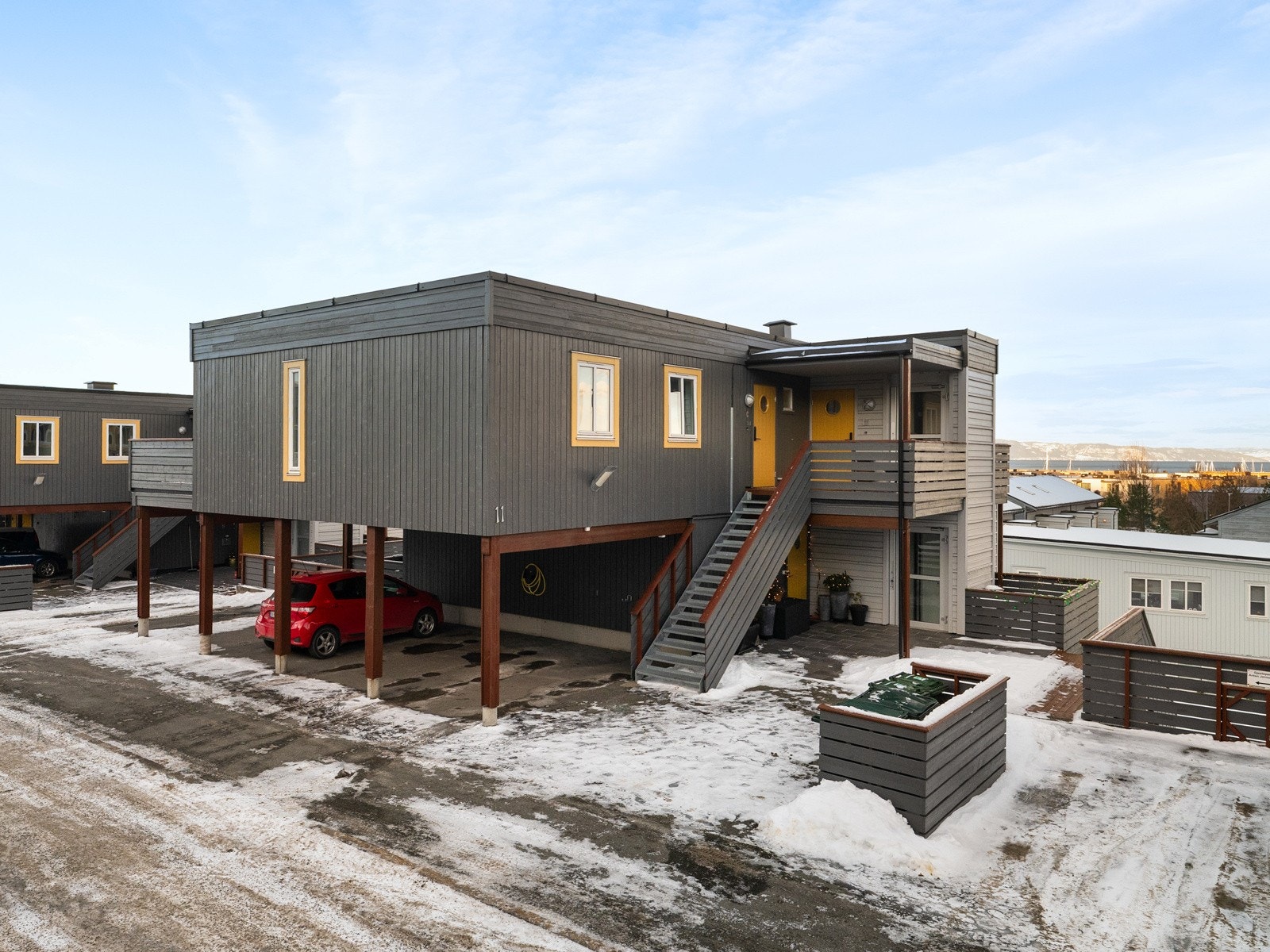 Boligen har meget god beliggenhet og har gode kollektivforbindelser, samt dagligvarebutikk, skole og aktivitetstilbud i umiddelbar nærhet. Galleribilde