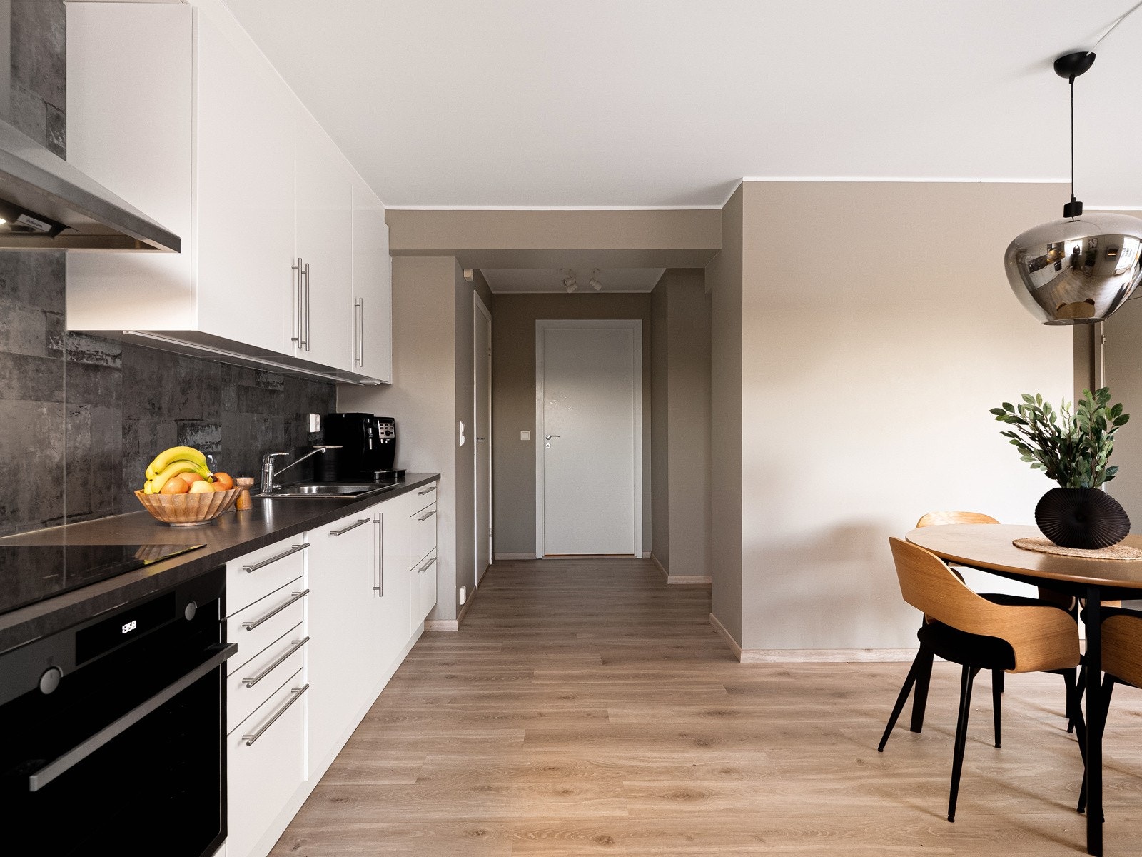 Kjøkkenet byr på gode arbeidsforhold og rikelig med oppbevaringsplass i skuffer, under- og overskap. Galleribilde