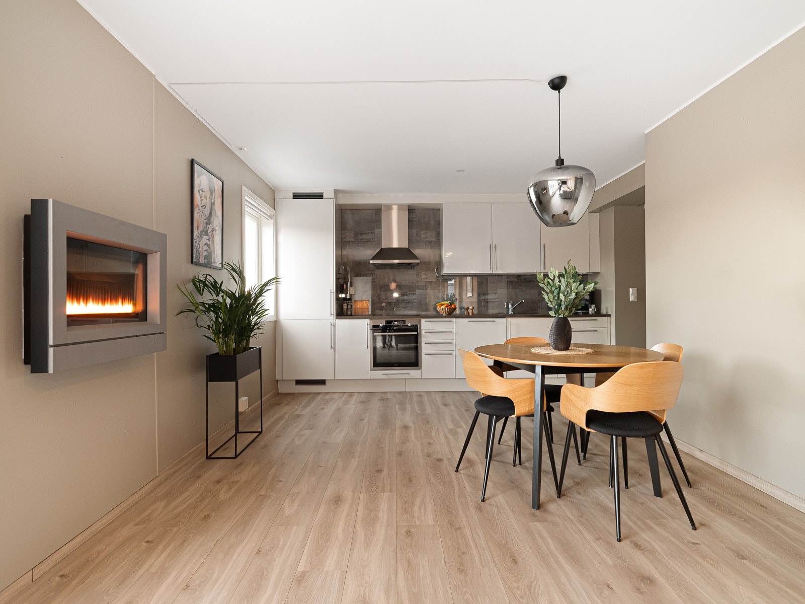 Hele leiligheten fikk nytt gulv i 2021. Galleribilde