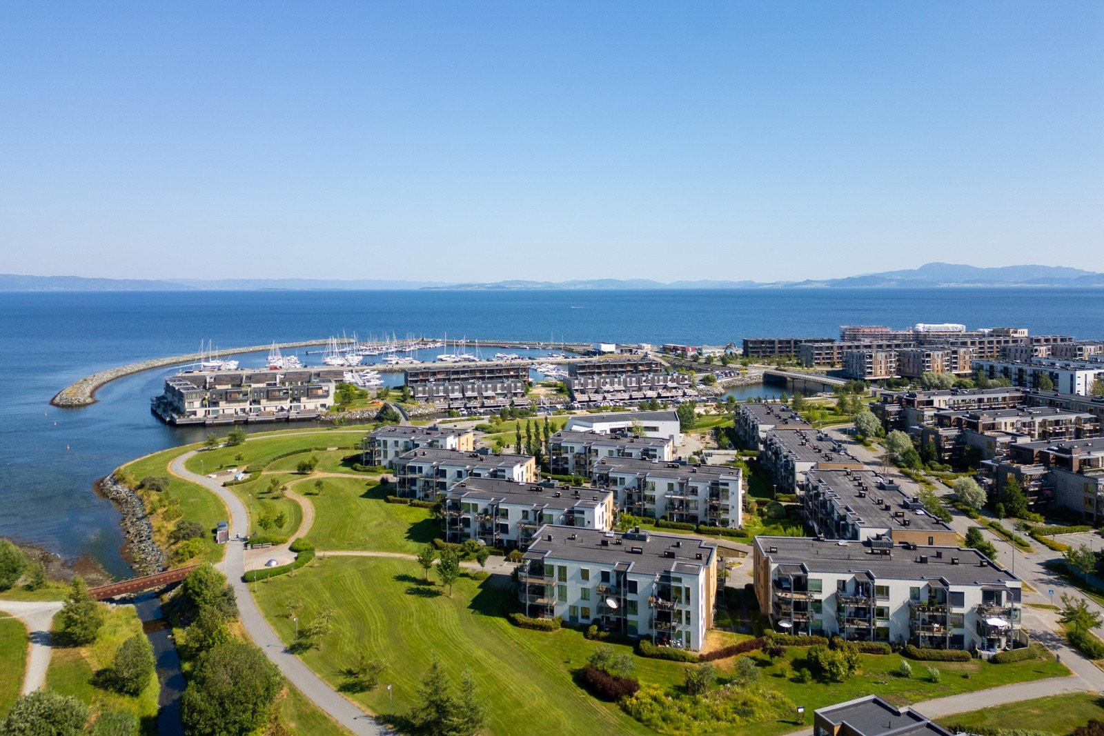 Kort vei fra boligen finner du Grilstad Marina og småbåthavn. Grilstadfjæra badeplass ligger like i nærheten og byr på fine bademuligheter Galleribilde
