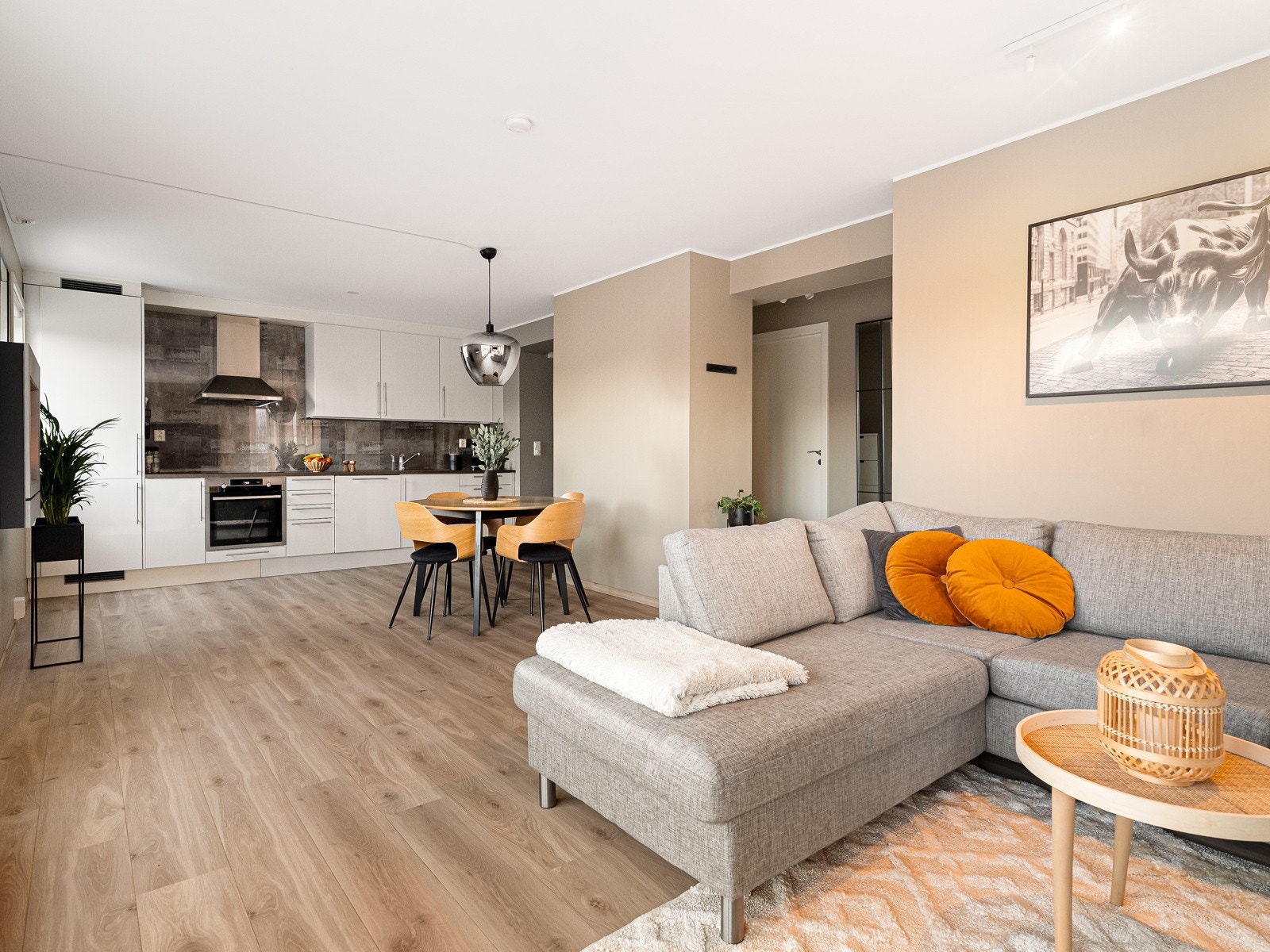 Stuen byr på gode møbleringsmuligheter med plass til egen sofa- og spisegruppe. Galleribilde