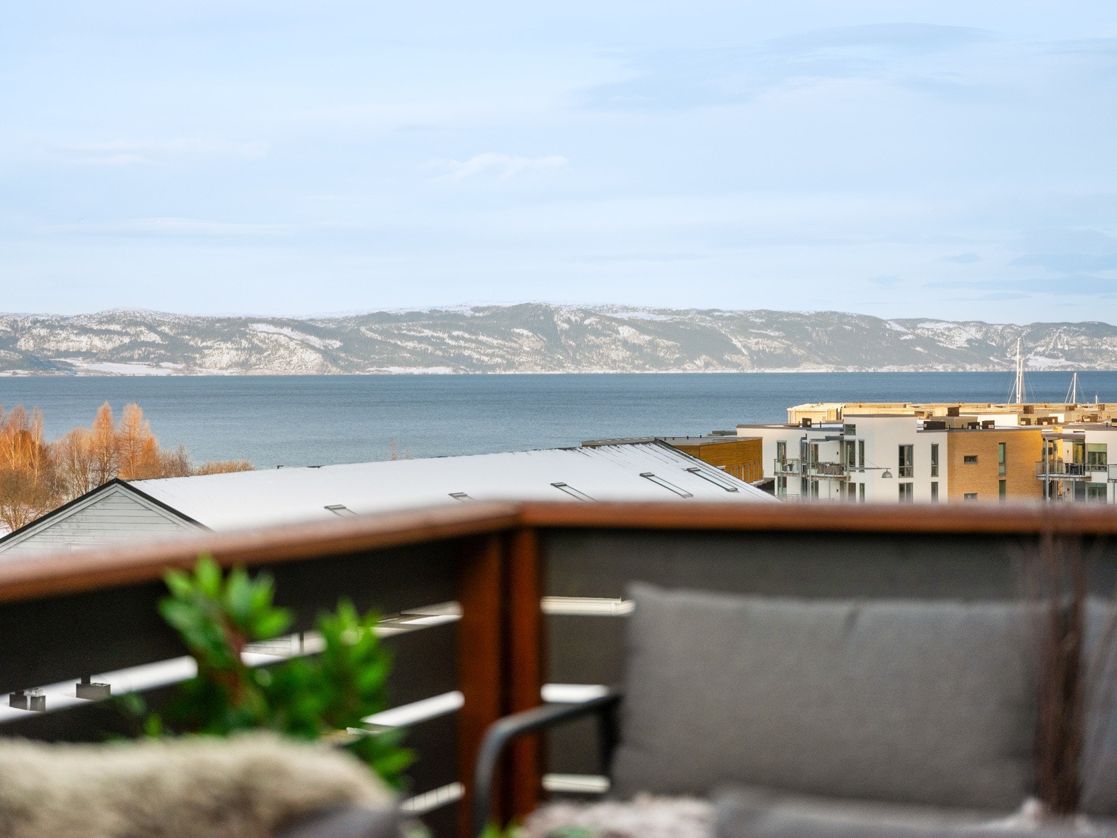 Fra terrassen har man nydelig utsikt mot fjorden. Galleribilde