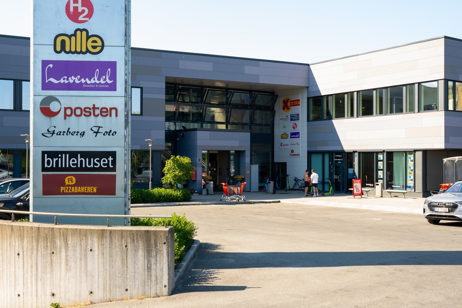 Ved Grilstadporten handlesenter har man alt man trenger i hverdagen med blant annet dagligvarebutikk, frisør og pizzabakeren. Galleribilde