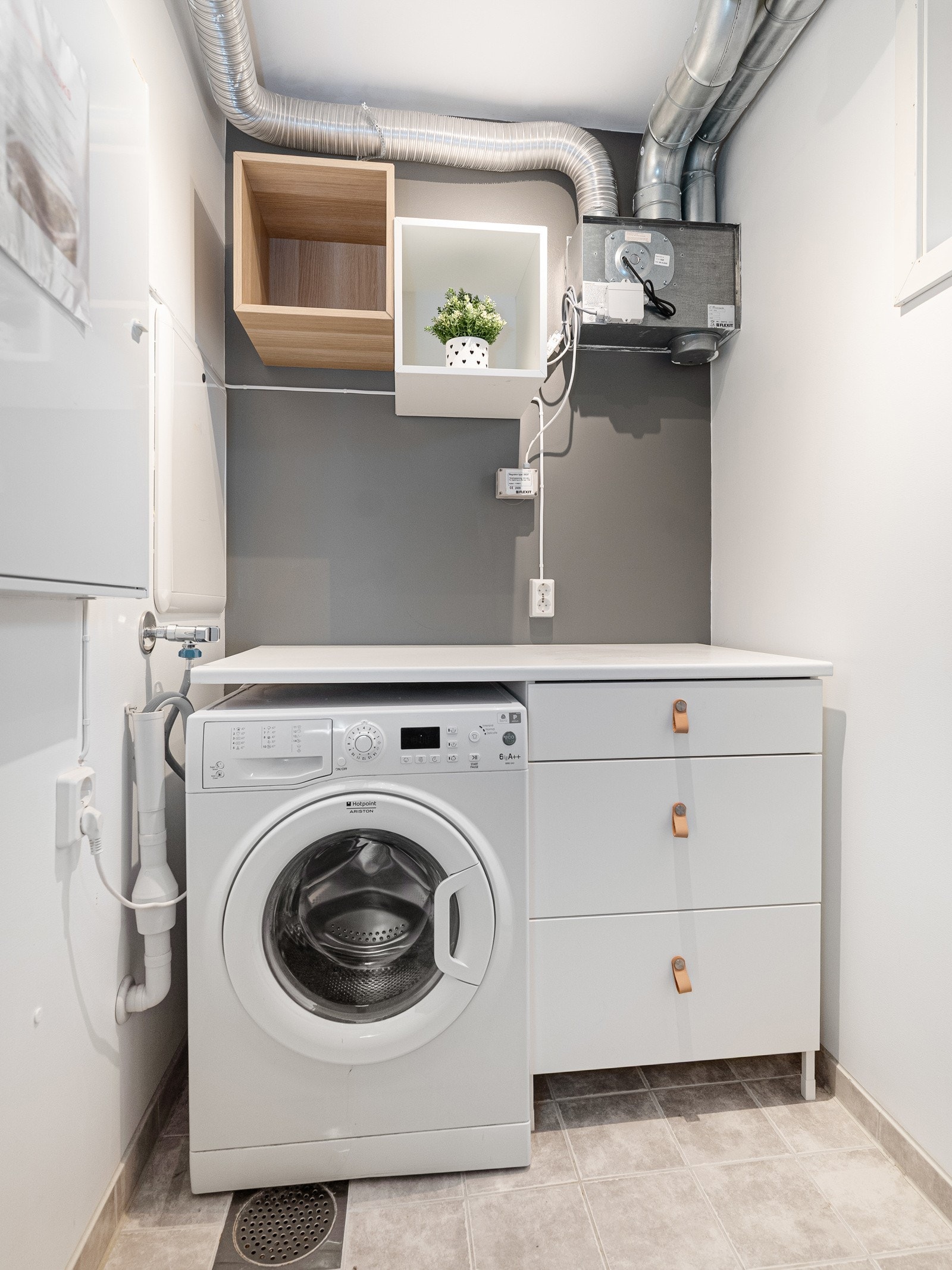 Leiligheten har også et ekstra og praktisk vaskerom. Galleribilde