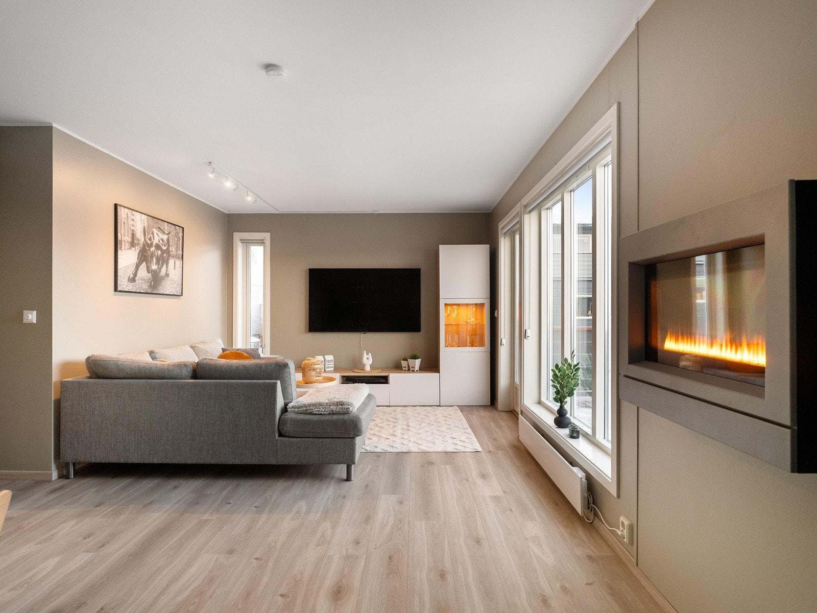 Videre kommer man til en lys og innbydende stue, den gode takhøyden gjør at stuen oppleves svært behagelig og romslig. Galleribilde