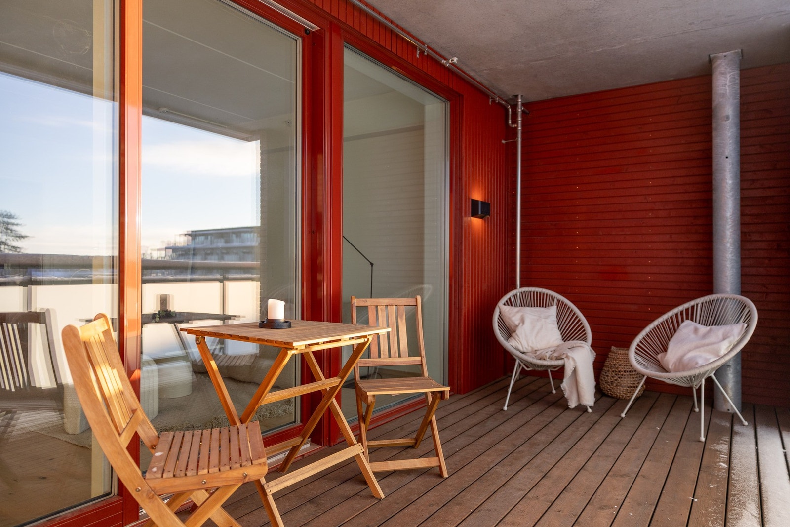 Utgang fra stue til stor solrik balkong på 13 kvm. Galleribilde