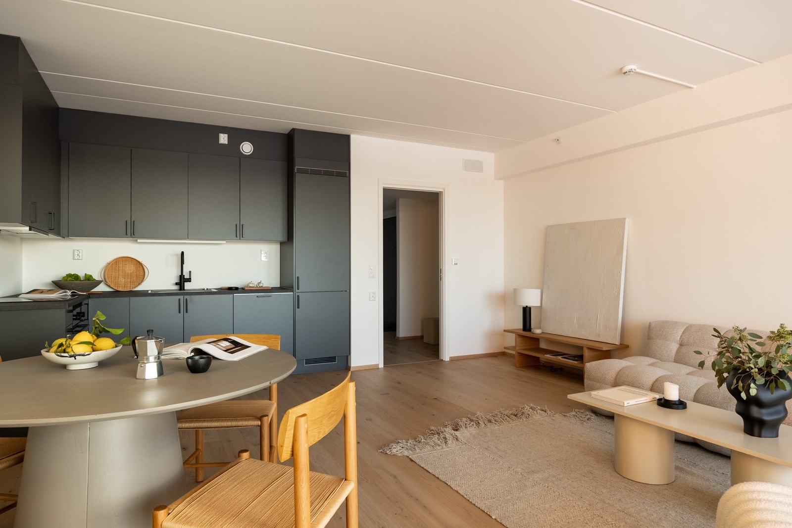 Leiligheten har en åpen luftig kjøkkenløsning mot stue. Galleribilde