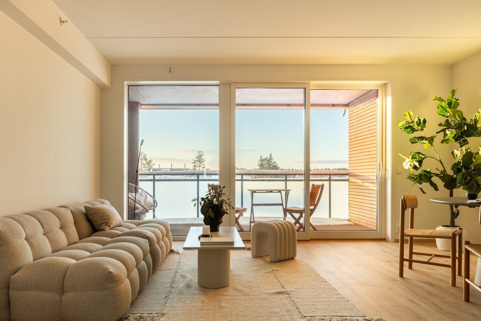 Vannbåren gulvvarme (i hovedsak) og et balansert ventilasjonsystem. Galleribilde