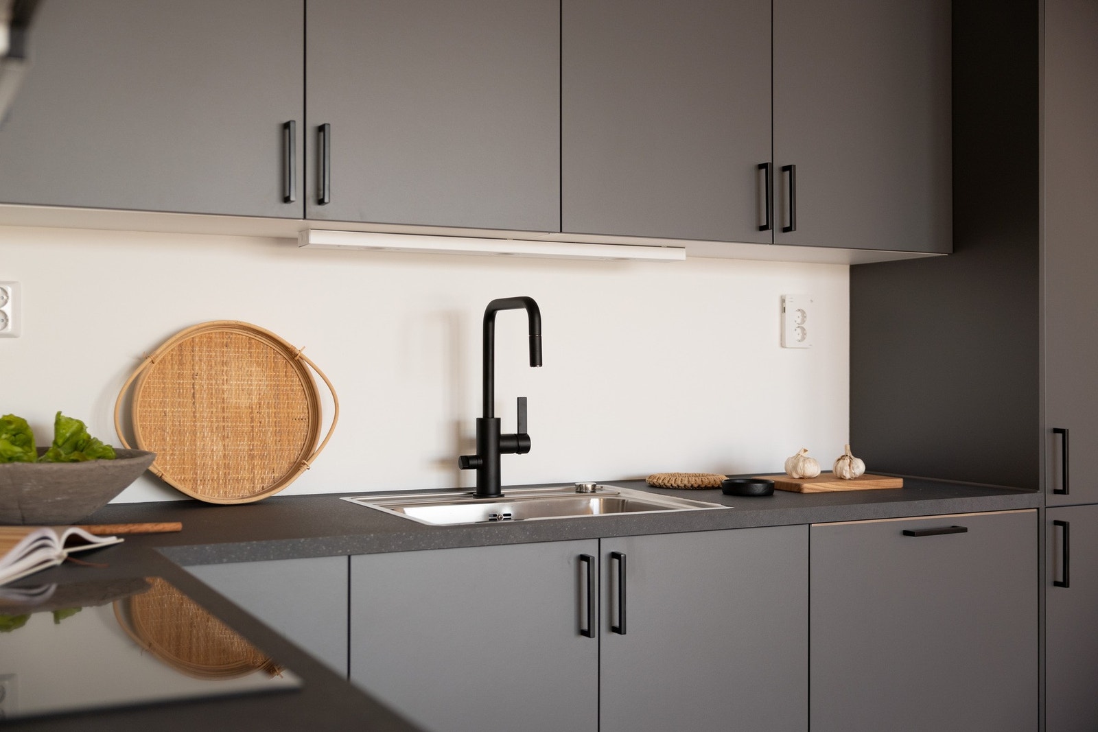 Stort og sosialt kjøkken med praktiske løsninger samt godt med både skap- og benkeplass. Galleribilde