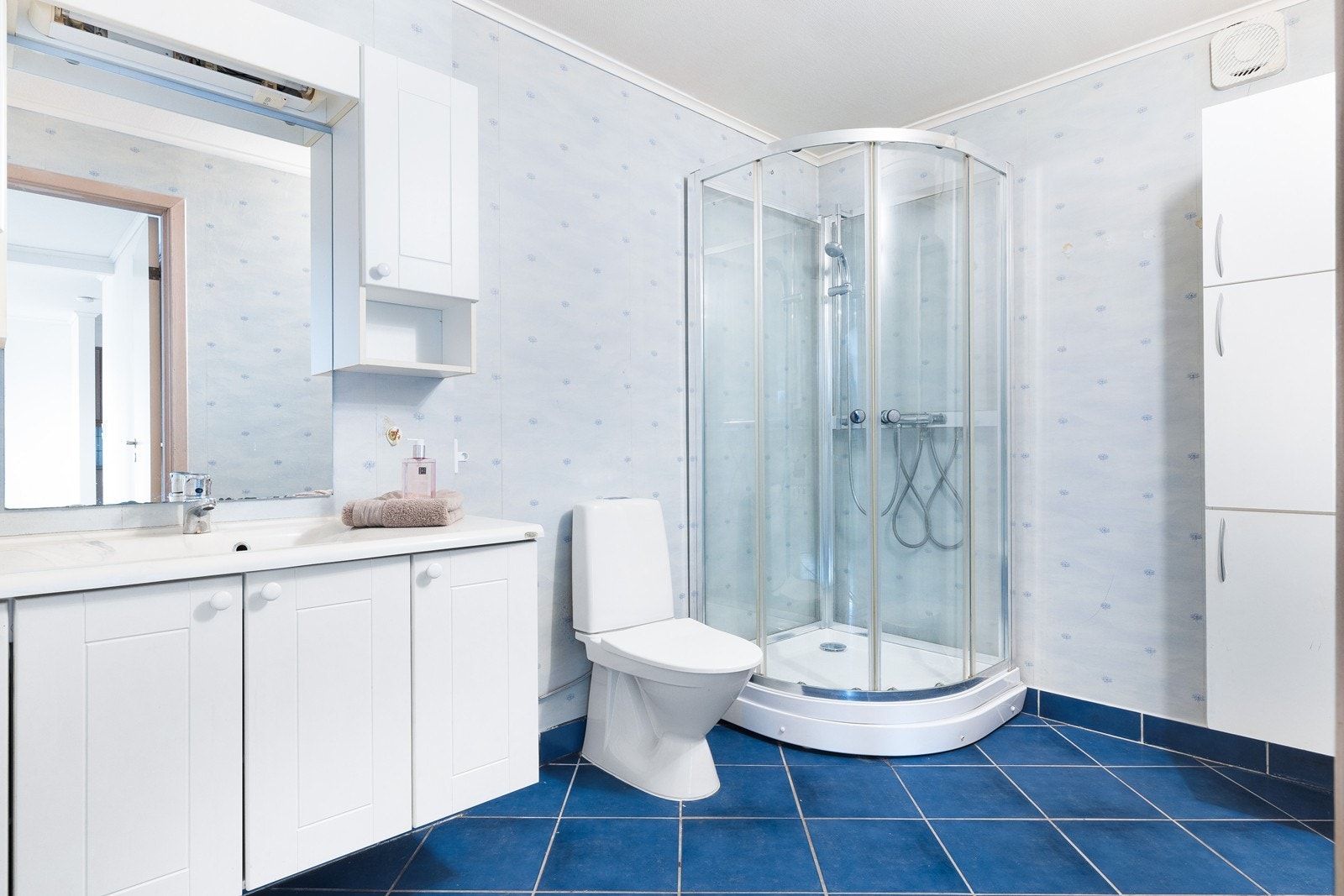 Baderommet er romslig med fliser på gulv og varmekabler Galleribilde