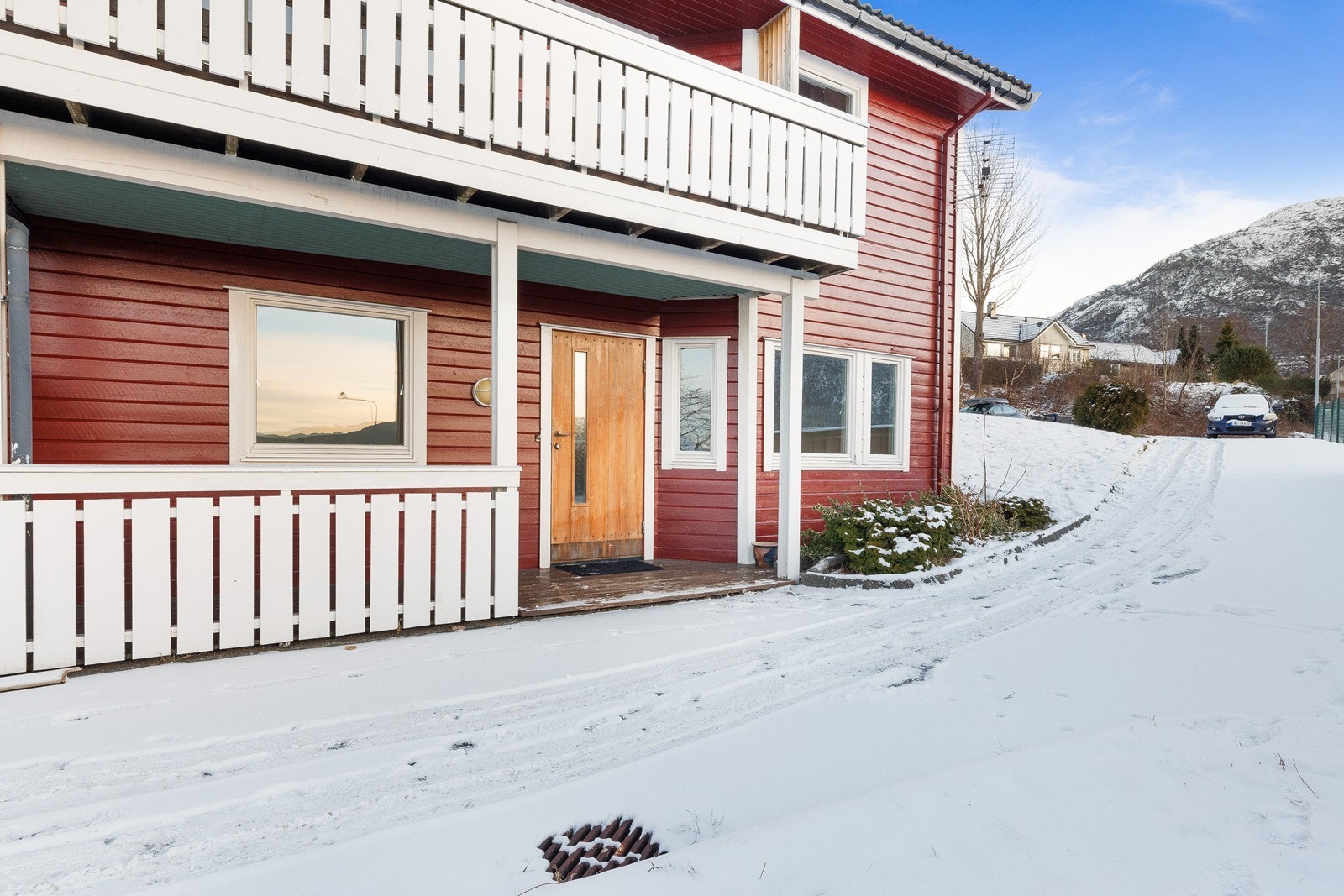 Man har parkering på felles parkeringsplass for sameiet Galleribilde