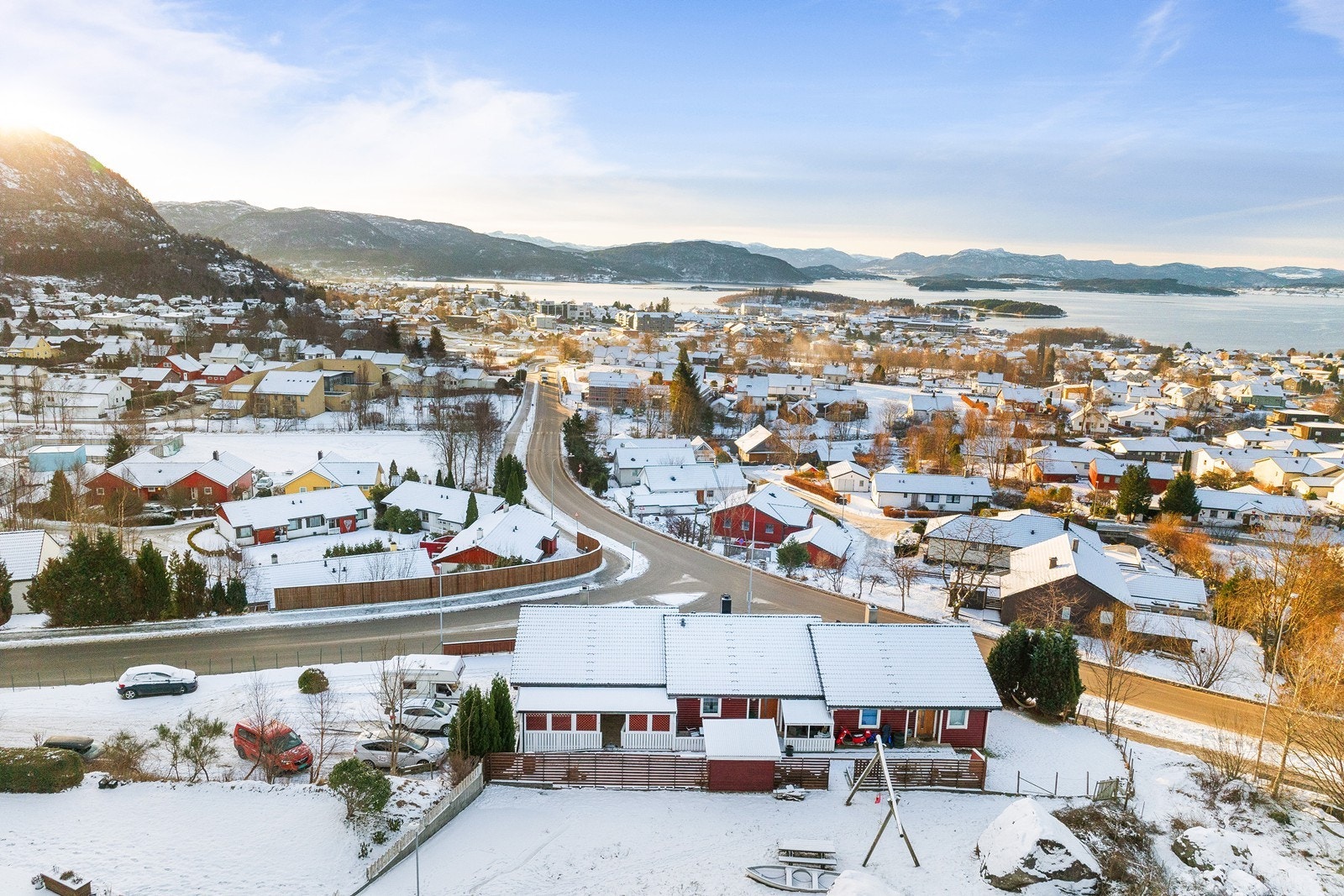 Beliggenheten gir en god kombinasjon av rolige omgivelser og enkel adkomst til sentrum og øvrige deler av byen. Galleribilde