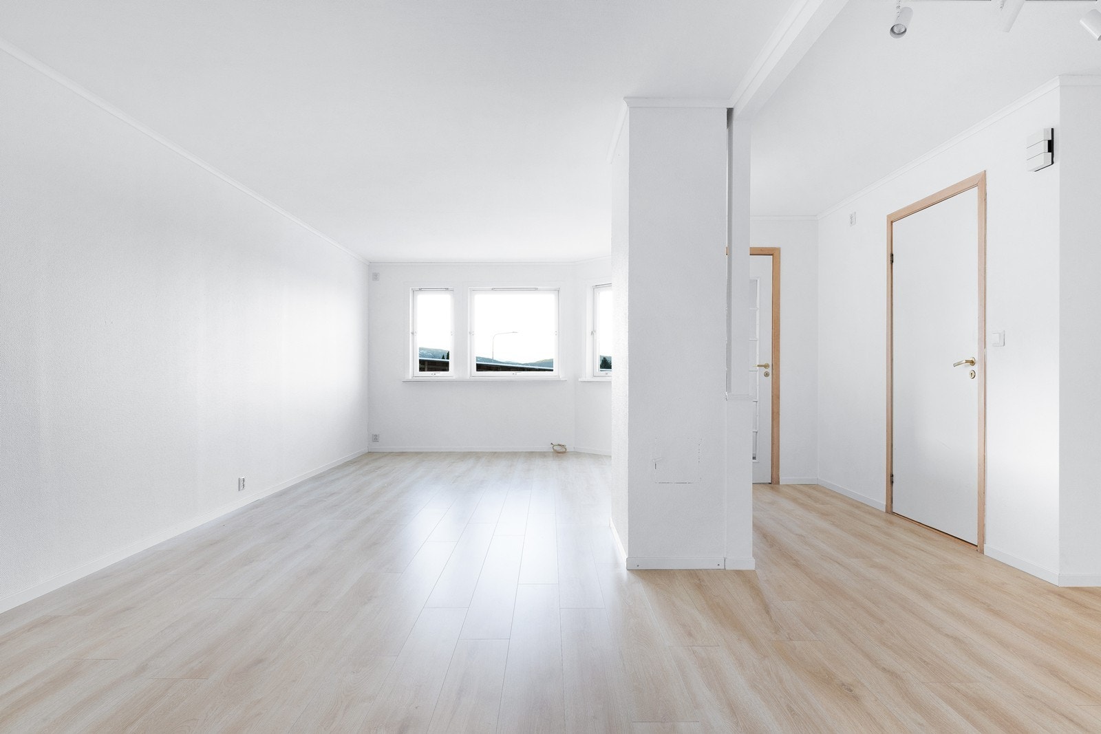 Store flater gir en luftig romfølelse og god plass til sosialt samvær. Galleribilde