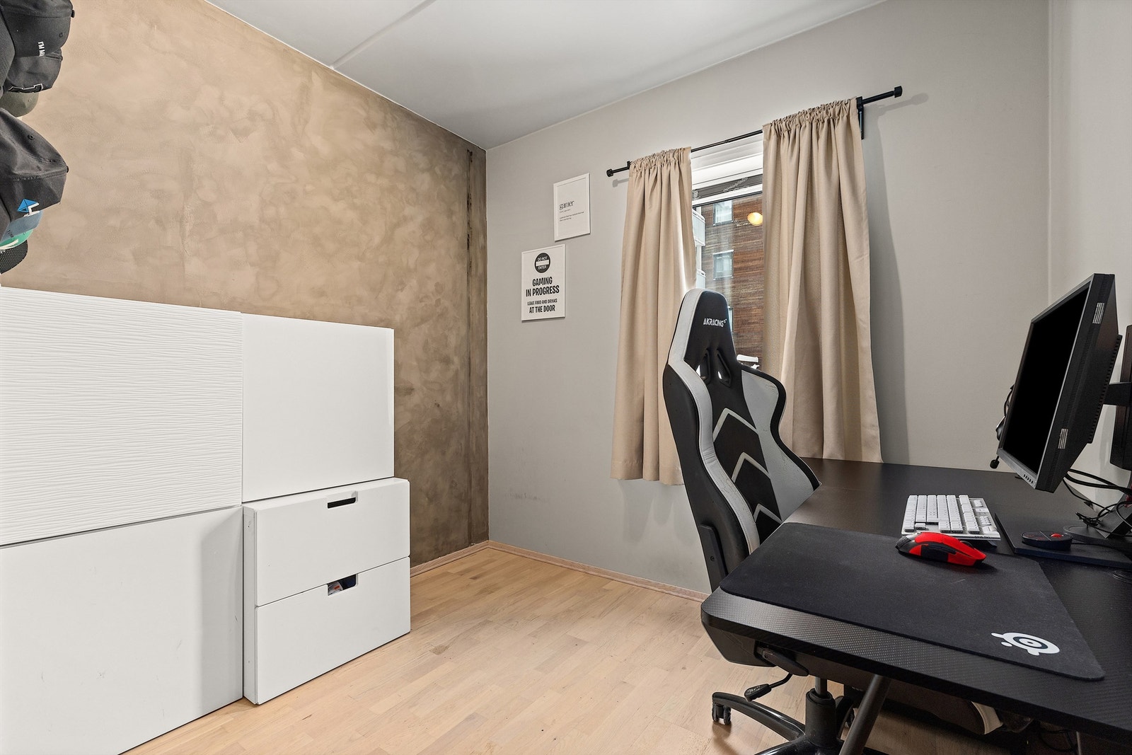 Det siste soverommet blir i dag benyttet som kontor. Her er det god plass til å sette opp dobbeltseng med tilhørende møblement. Galleribilde