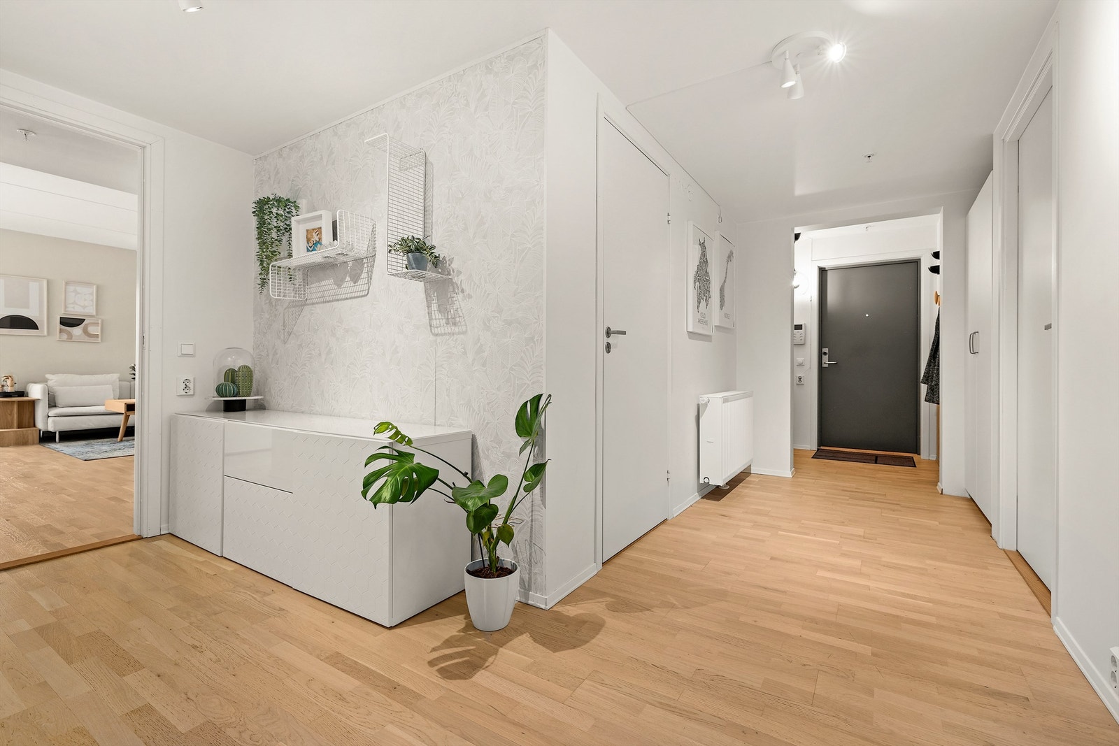 Velkommen inn! Lys og romslig inngangsparti med callinganlegg. Det er god plass til å henge fra seg yttertøy og sko. Galleribilde