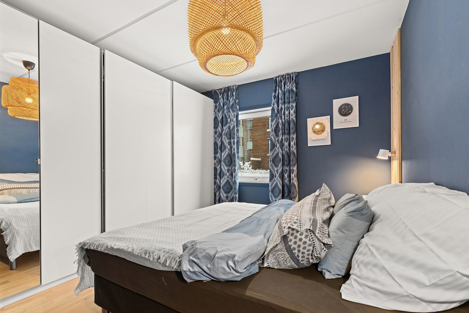 Hovedsoverommet har også rikelig med lagringsplass i garderobeløsningen. Galleribilde