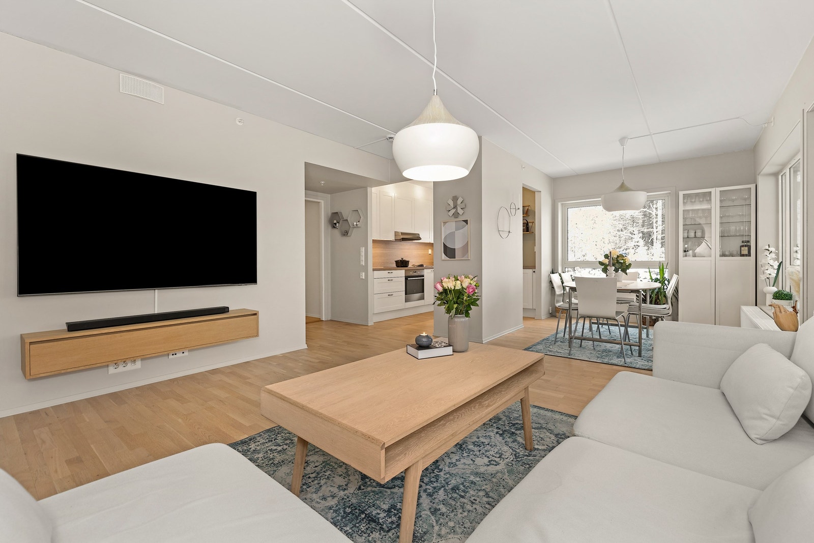 Delvis åpent løsning mot kjøkkenet. Galleribilde