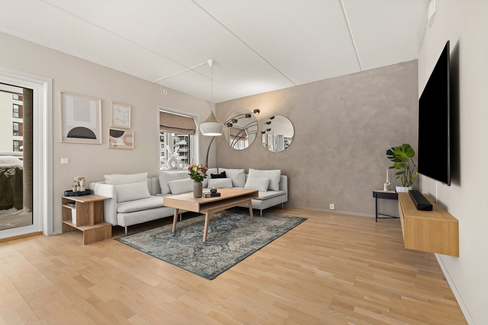 Stuen er malt i lyse toner og får inn rikelig med naturlig lys fra de store vindusflatene. Galleribilde