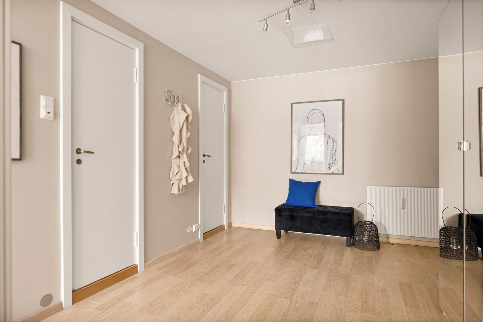 Velkommen inn! Det første som møter deg er en lys og romslig entré som gir et godt førsteinntrykk av boligen. Galleribilde