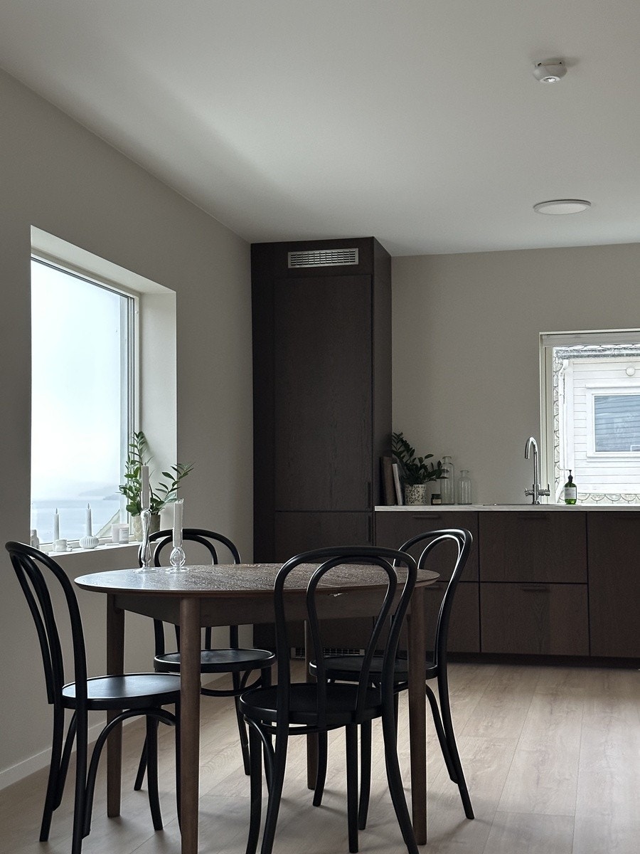 Hyggelig spisested, her kan du sitte å se ut over Damsgård og Byfjorden. Galleribilde