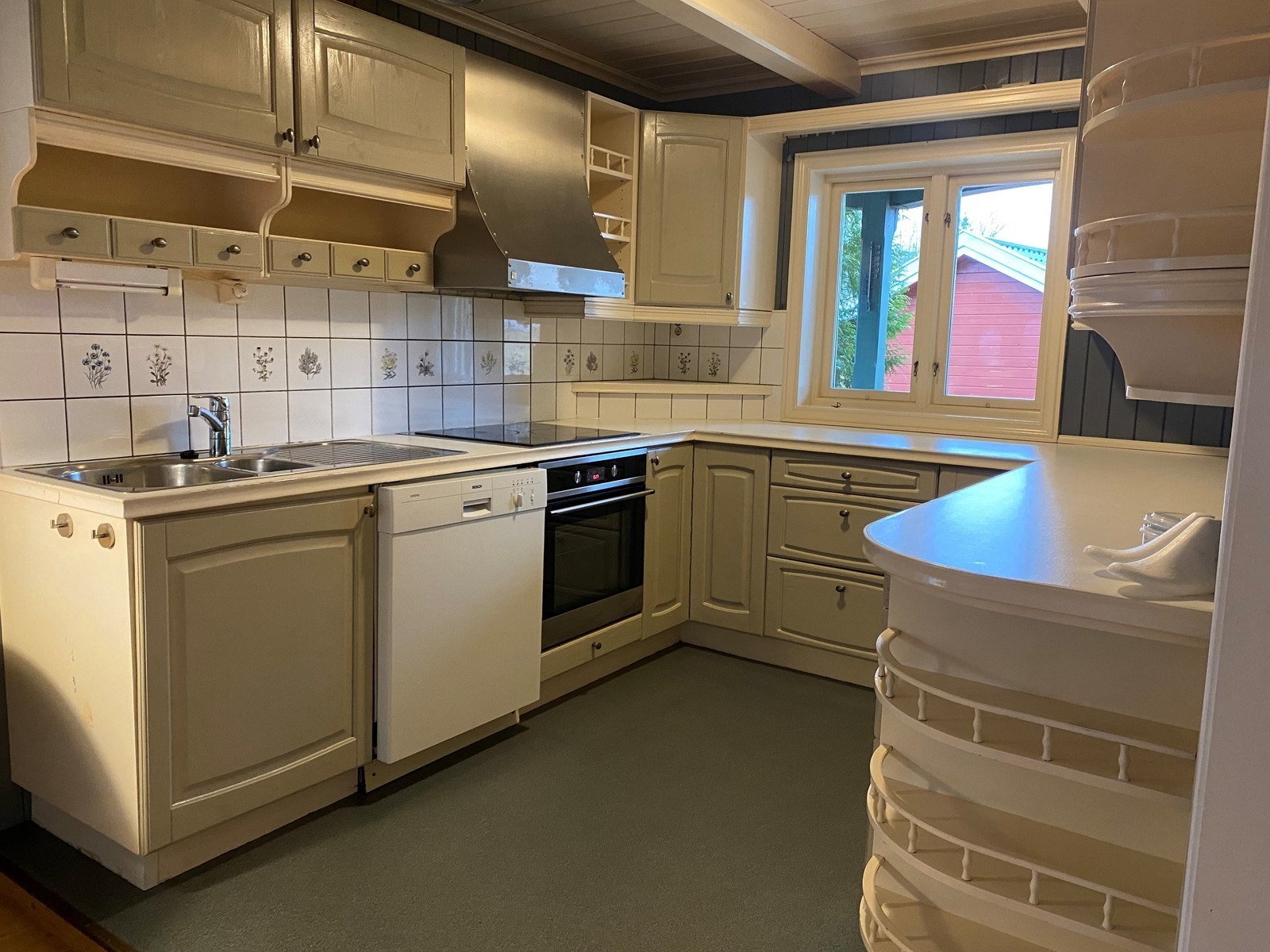 Hvitevarer: kjøleskap, stekeovn, platetopp og oppvaskmaskin. Galleribilde