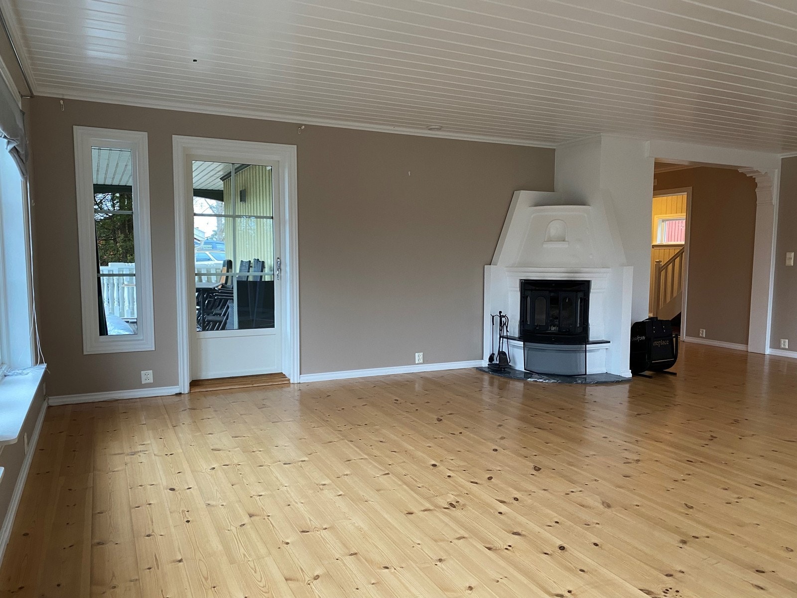 Stor og romslig stue med peis. Galleribilde