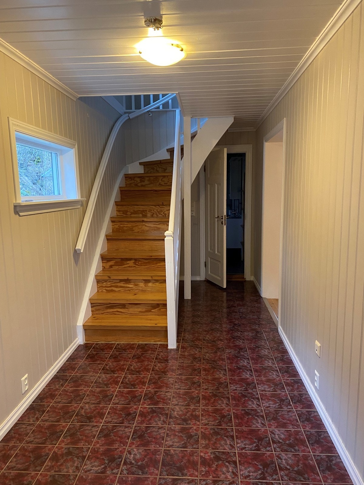 Entré med god plass til sko og yttertøy. Galleribilde