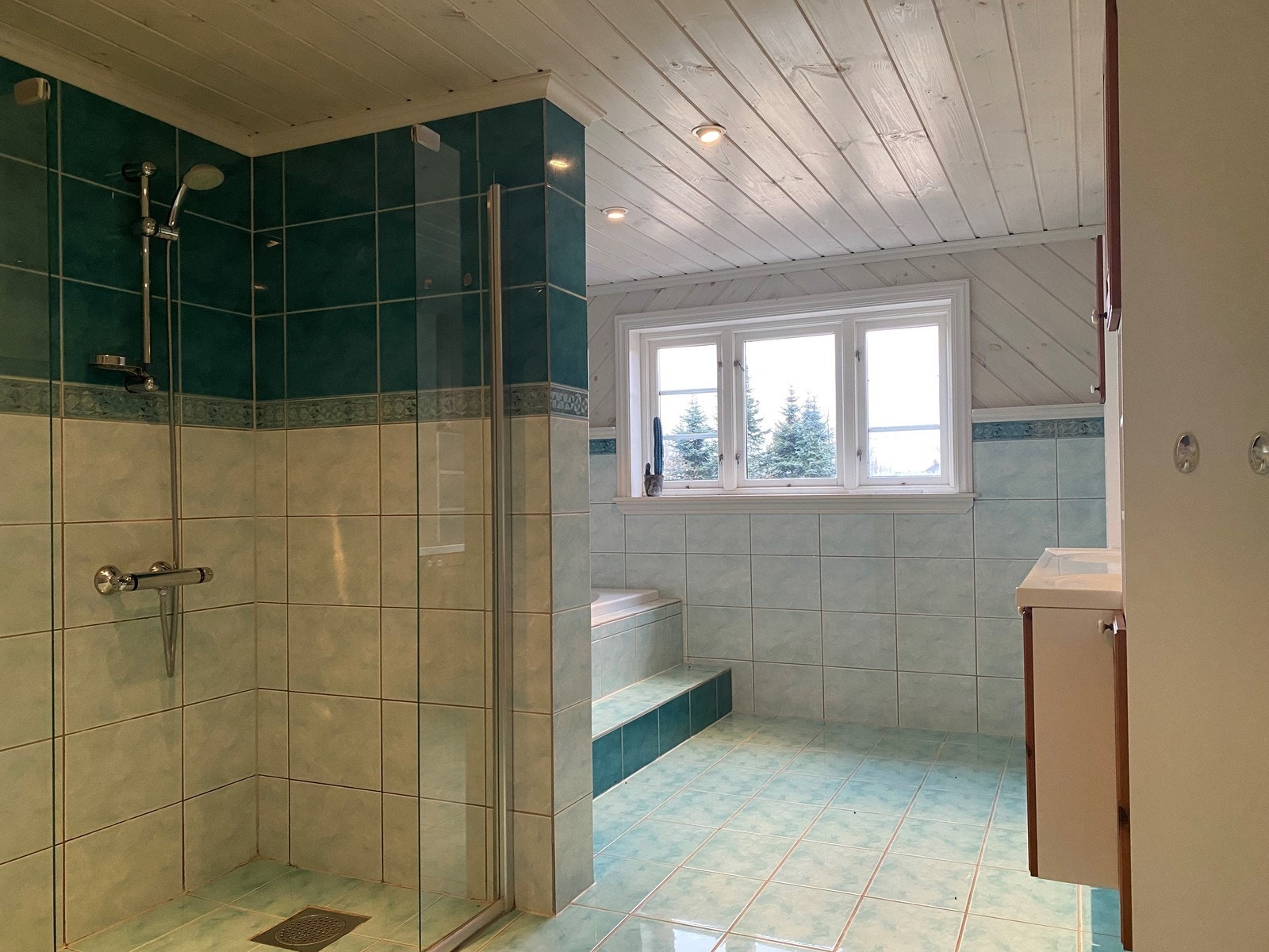 Pent flislagt bad. Gulvvarme. Galleribilde