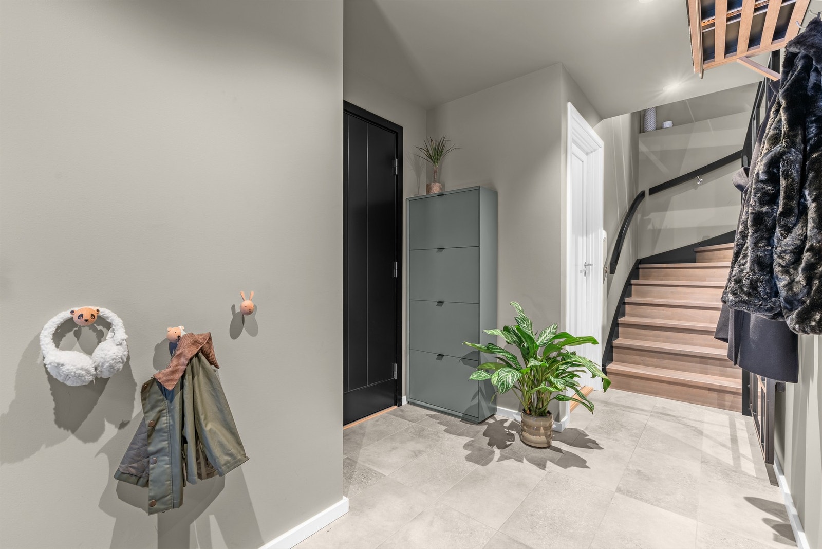 Boligens inngangsparti ligger i underetasjen. Her kommer man inn i en romslig entré med flislagt gulv og varmekabler Galleribilde