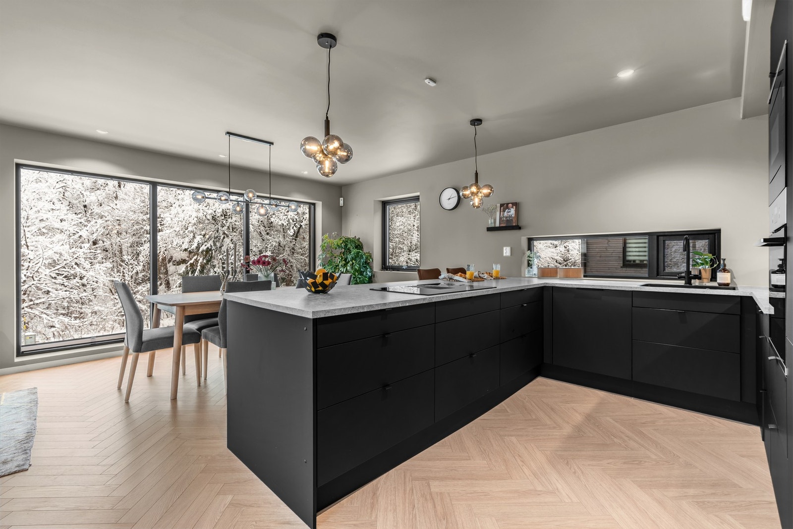 Den åpne kjøkkenløsningen gjør det sosialt å ha besøk og samtidig diske opp med mat Galleribilde