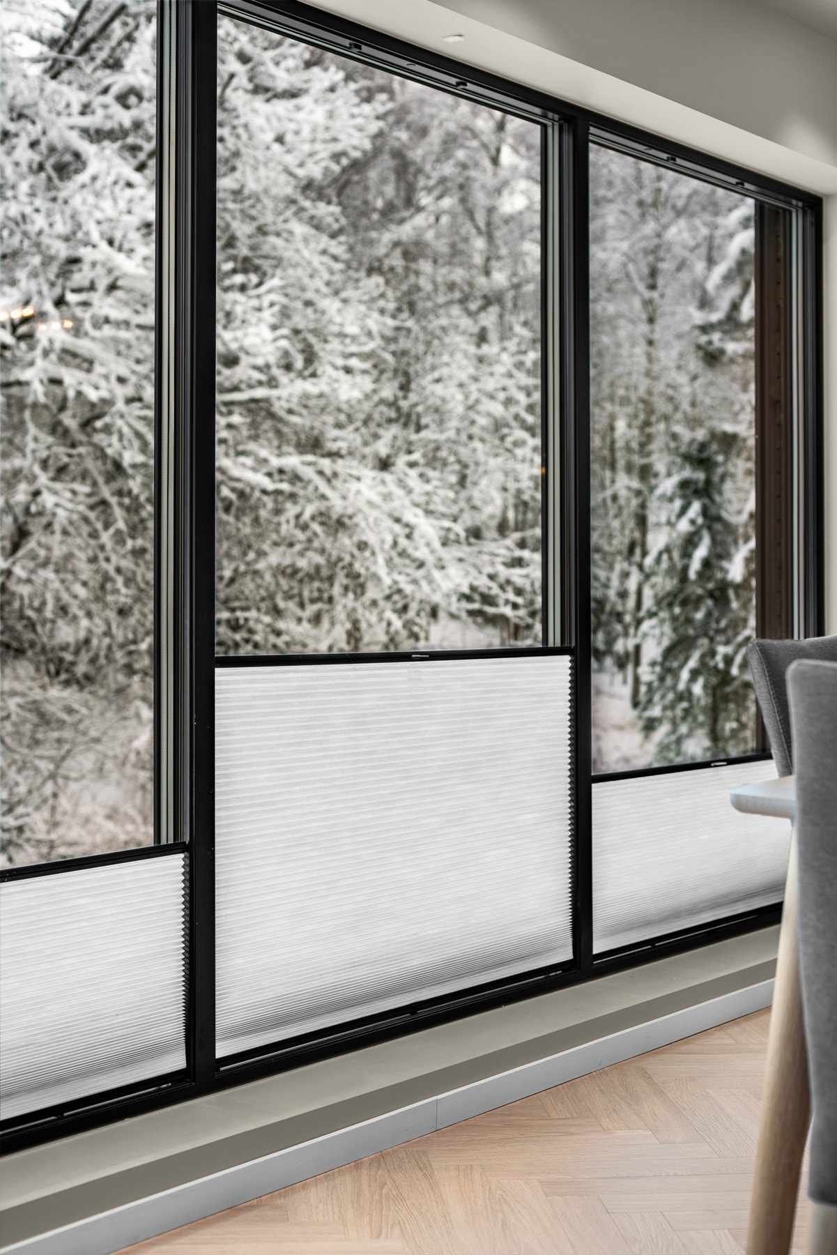 De fleste vinduene i stuen har innvendig solskjerming, og det er utvendige elektriske screens på trippelvindu og stort vindu over sofa mot veien Galleribilde