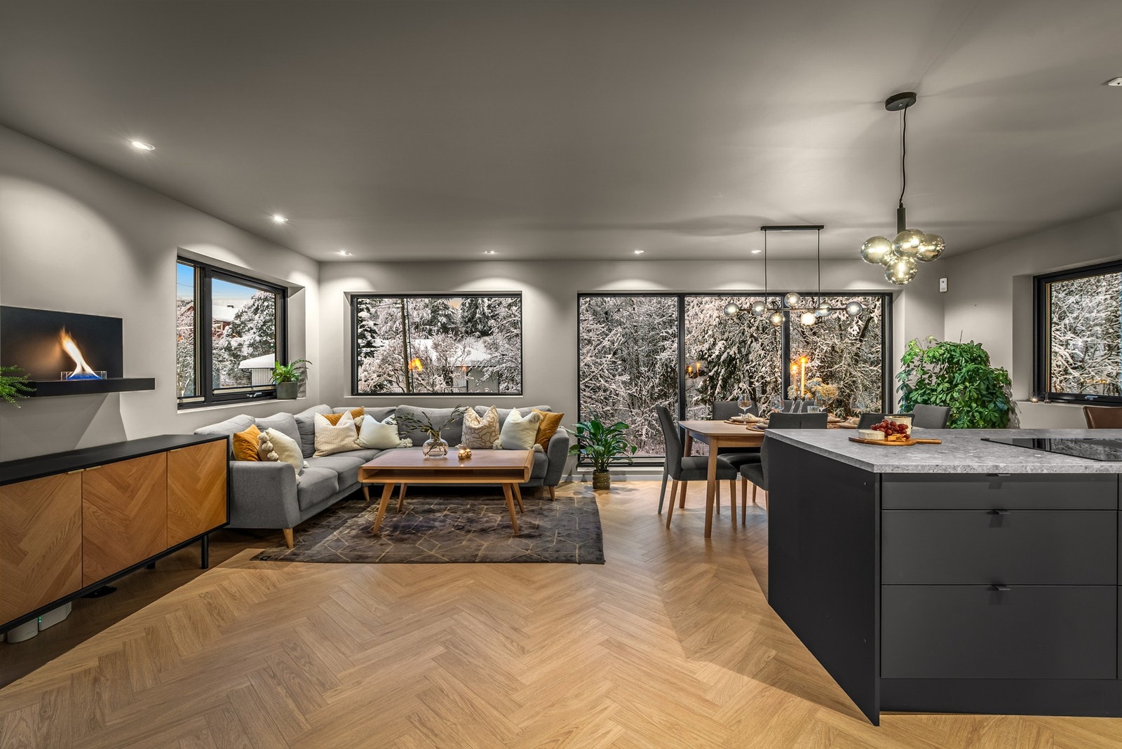 Et herlig, sosialt allrom for familien med god plass til stor sofa og spisestue Galleribilde