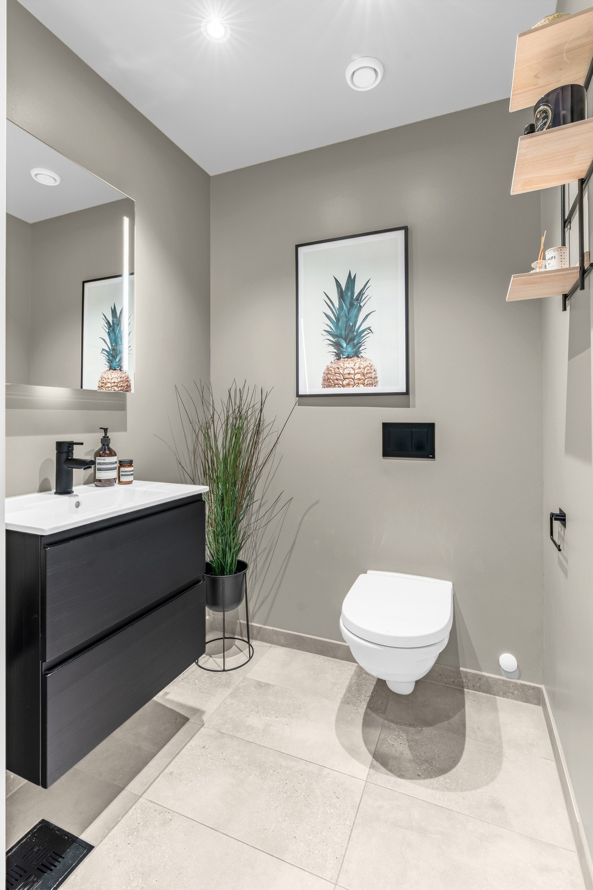 Separat WC i hovedetasjen er ekstra praktisk når man har gjester på besøk Galleribilde